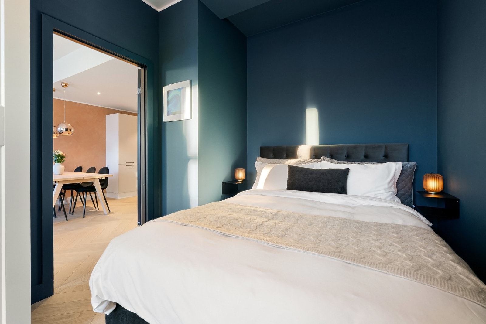 Rommets utforming og innredning gjør at man har plass til både dobbeltseng, ekstra kommode, skrivebord/kontorplass og hele tre doble garderobeskap. Galleribilde