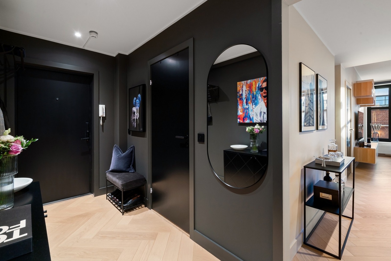 Gulvet har lys fiskebensparkett i eik som går sømløst gjennom alle rom unntatt bad, med nedfelte terskler. Ekstra brede, malte gulvlister i samme farge som veggene skaper en sømløs overgang mellom gulv og vegg. Galleribilde