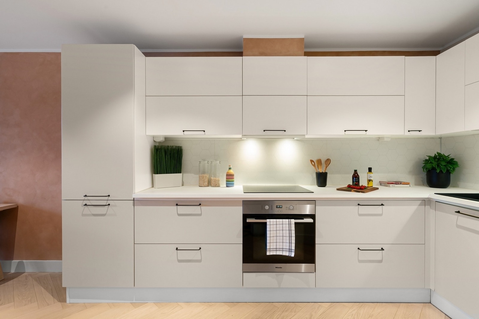 Integrerte hvitevarer som stekeovn, induksjonstopp, kjøl/frys og oppvaskmaskin, fra bl.a. Miele og Siemens. Mekanisk avtrekk fra Villavent-anlegget sikrer effektiv ventilasjon. Galleribilde