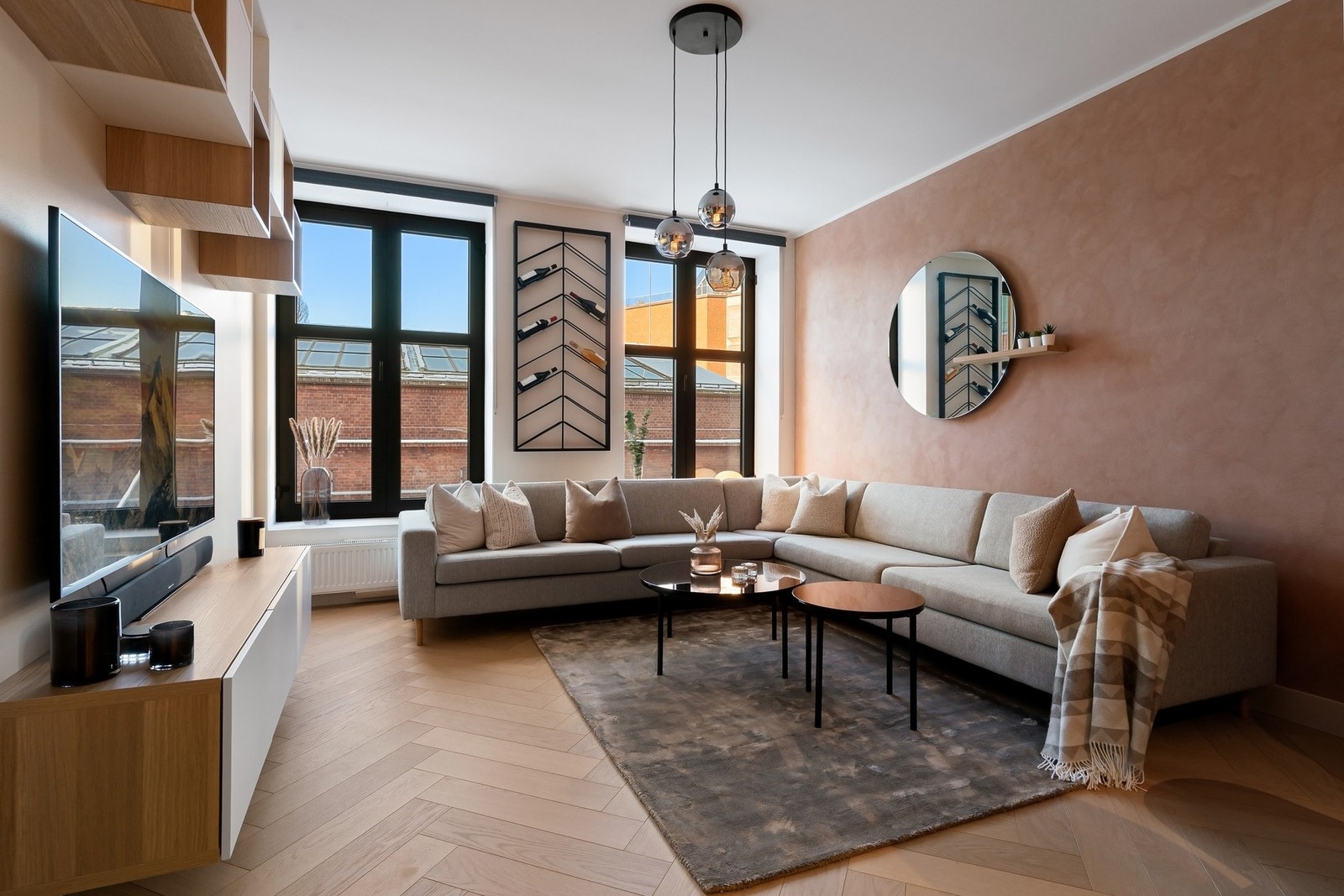 Orienteringen mot vest gir ettermiddags- og kveldssol, samtidig som refleksjonene fra Freia-bygget gir indirekte sollys som lyser opp leiligheten også tidligere på dagen. Galleribilde