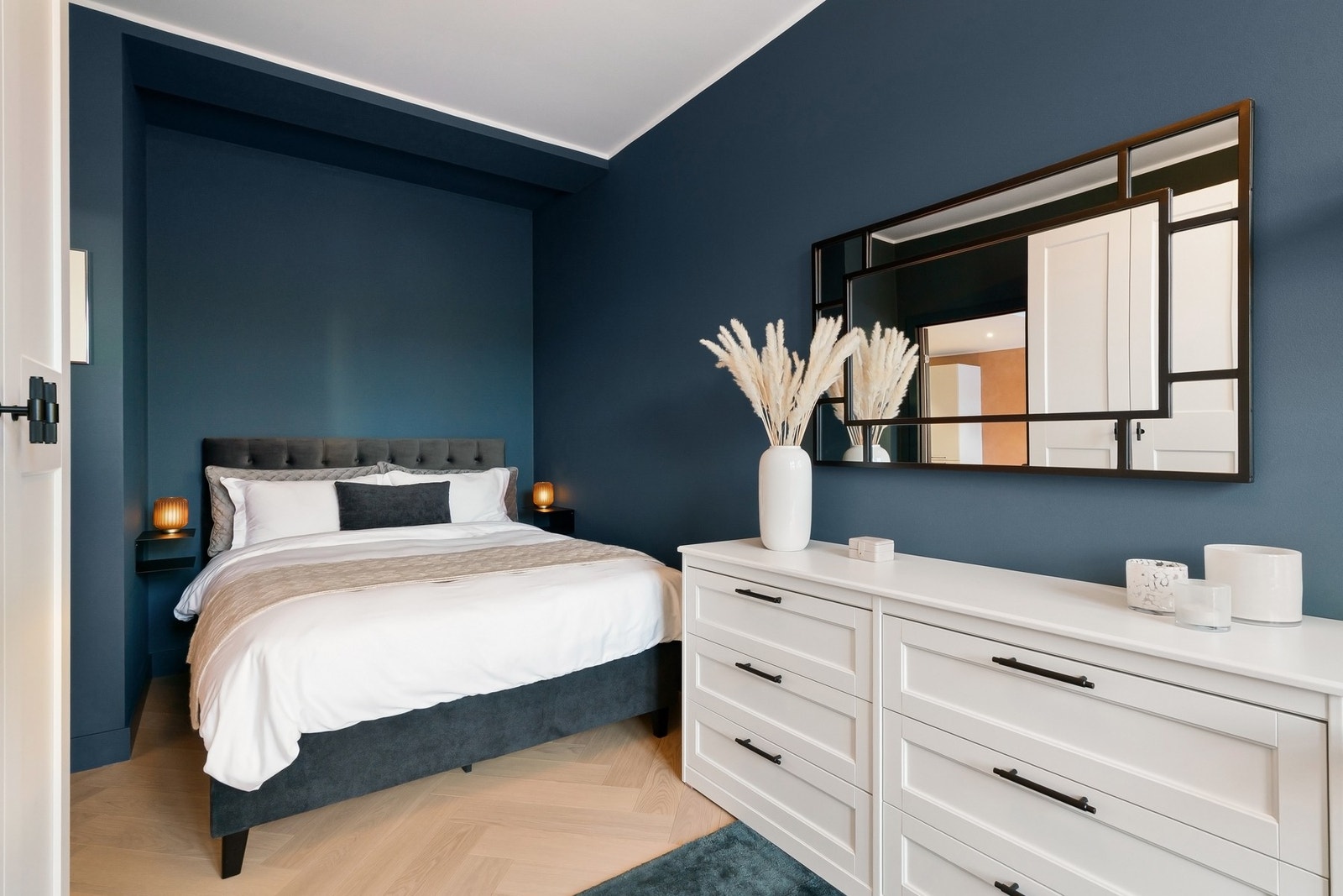 Soverommet er på over 15 kvm, og kombinert med en generøs takhøyde på ca. 2,75 meter får man en svært god romfølelse som må oppleves. Galleribilde