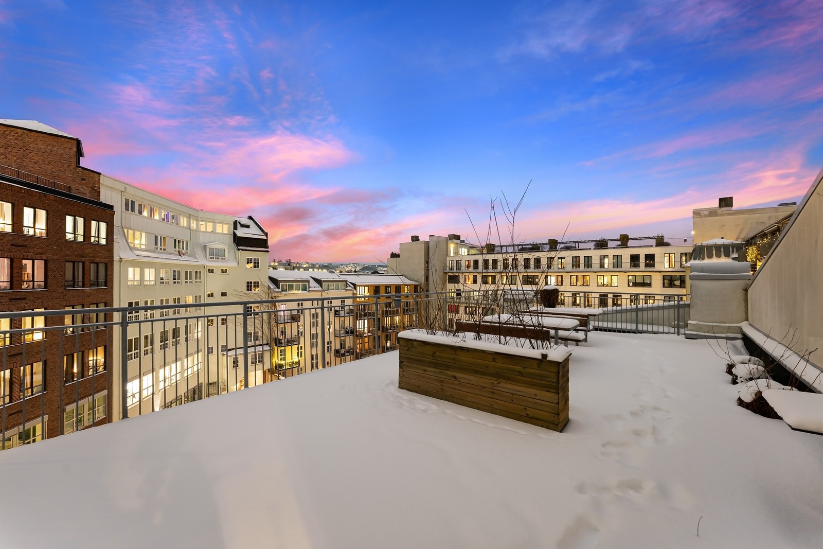 Her har du enkel tilgang til to store takterrasser med strålende solforhold, sittegrupper og utsikt. Galleribilde