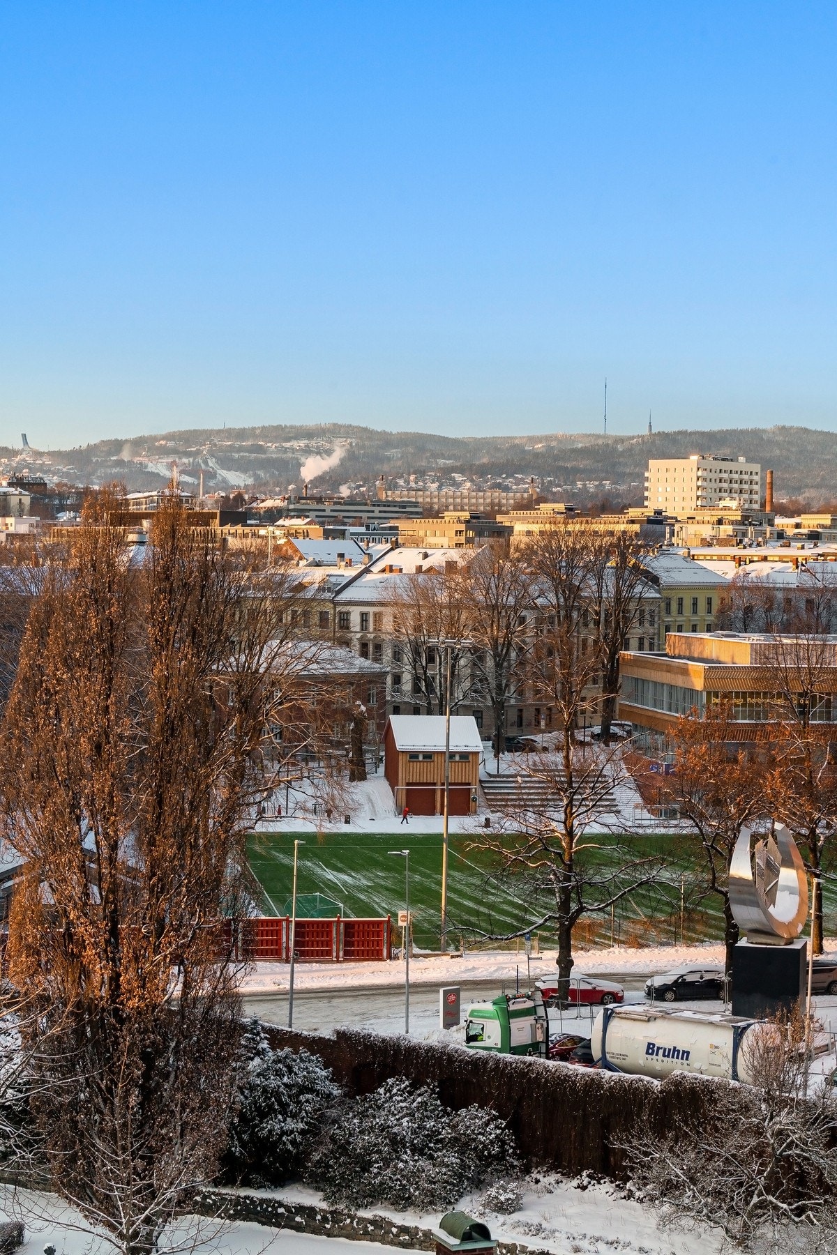 Boligen ligger rett ved Dælenenga flerbrukshall, ferdigstilt høsten 2025, som har blitt et attraktivt samlingspunkt for idrett og aktivitet i nærområdet. Like utenfor finner du også Dælenenga kunstgressbane og oppgraderte uteområder. Galleribilde