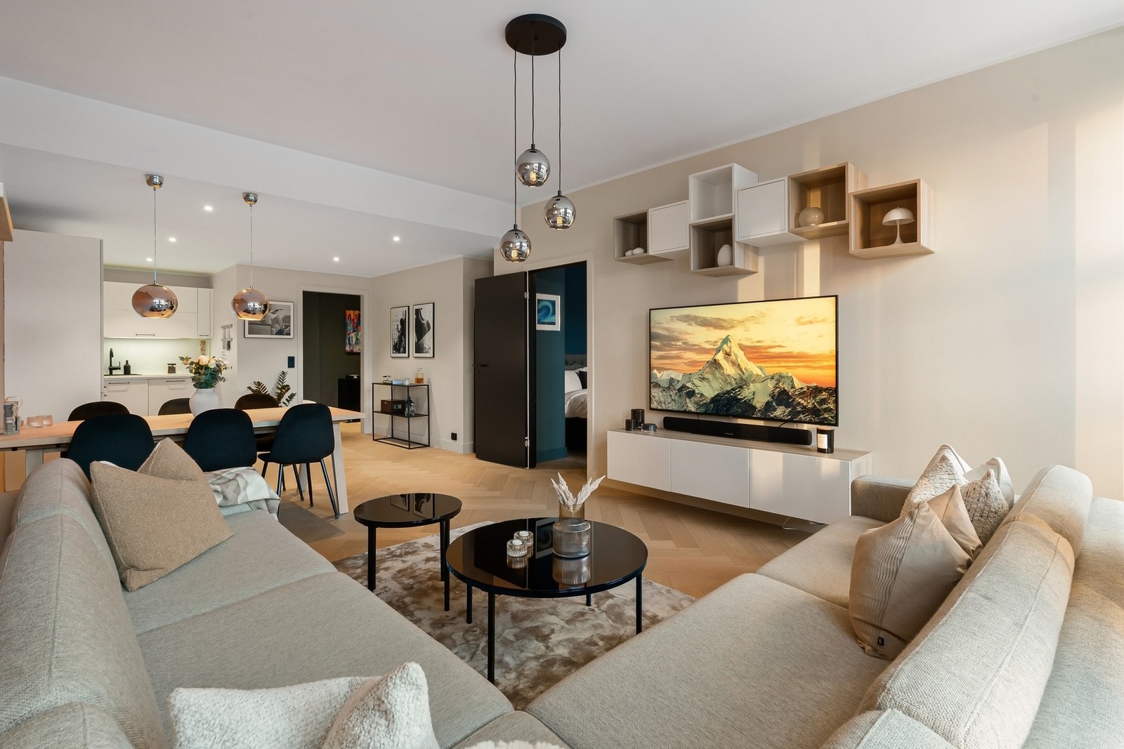 Energieffektiv leilighet med både fjernvarme, varmtvann og internett inkludert i felleskostnadene. Galleribilde