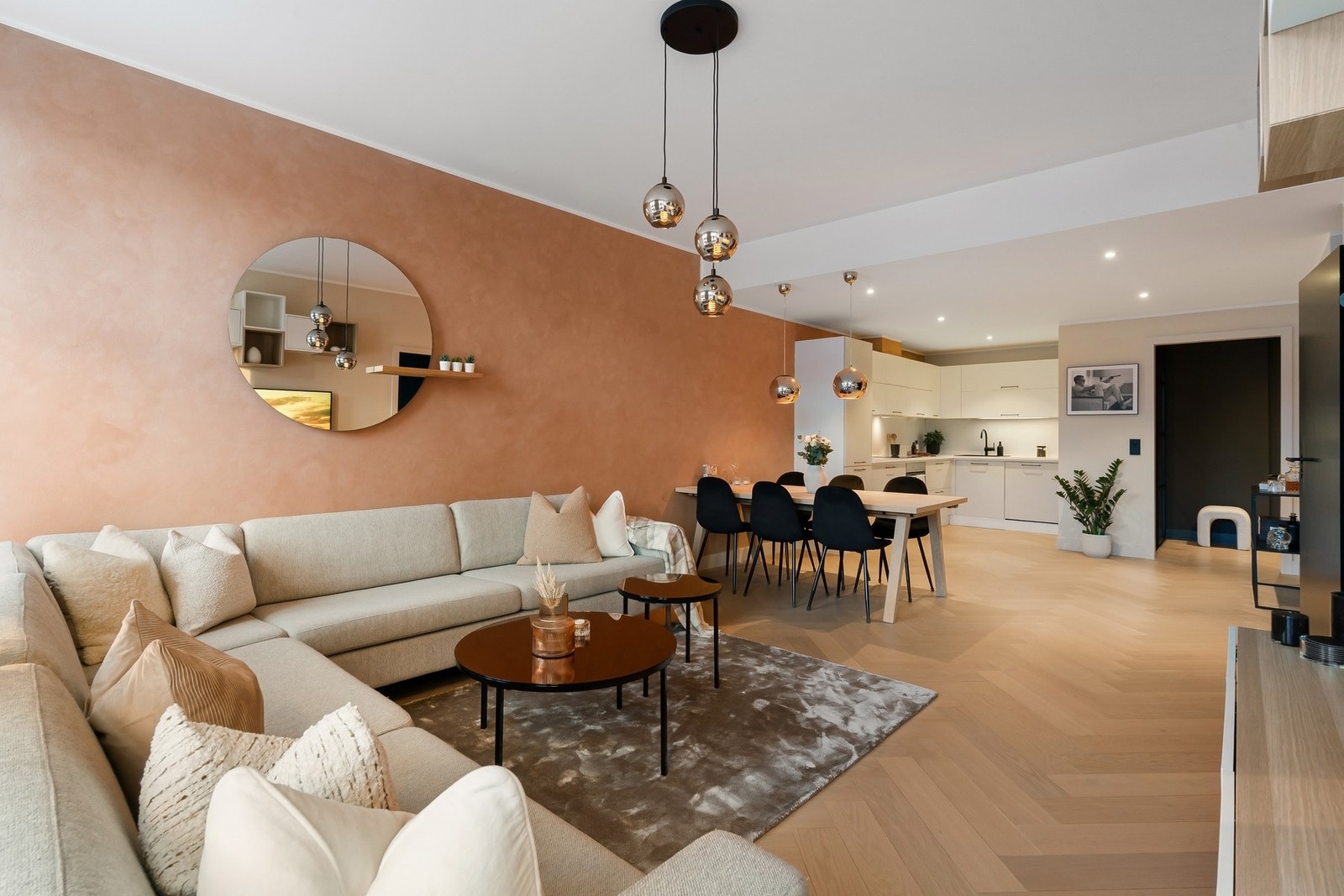 En vegg har kalkmaling i den behagelige fargen Blushing Peach, ellers har rommet lysmalte, slette veggflater, og glatt, listefri himling. Galleribilde