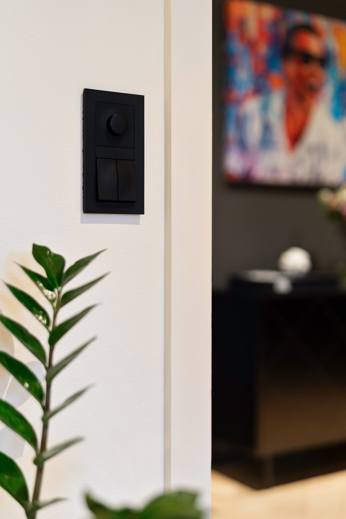 Dimbare LED-downlights i himling med Elko Plus dimmer og brytere i sort gir fleksibel belysning. Galleribilde