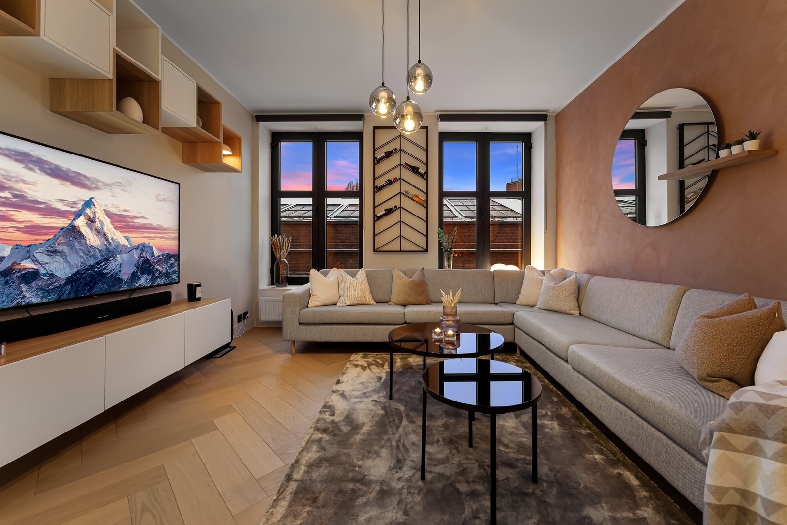 Over vinduene er det montert rullegardiner for solskjerming. Under hvert av vinduene er det radiatorer basert på fjernvarme, som sørger for god oppvarming av leiligheten (oppvarming er inkludert i felleskostnader). Galleribilde