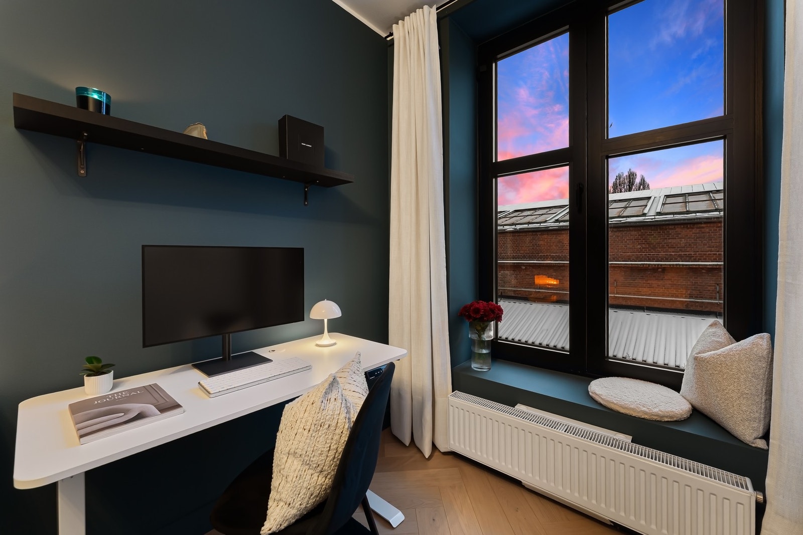 Stort dobbelt vindu med dyp karm. Alle vinduene har sorte håndtak i tilsvarende utførelse som dørhåndtakene ellers i leiligheten. Galleribilde