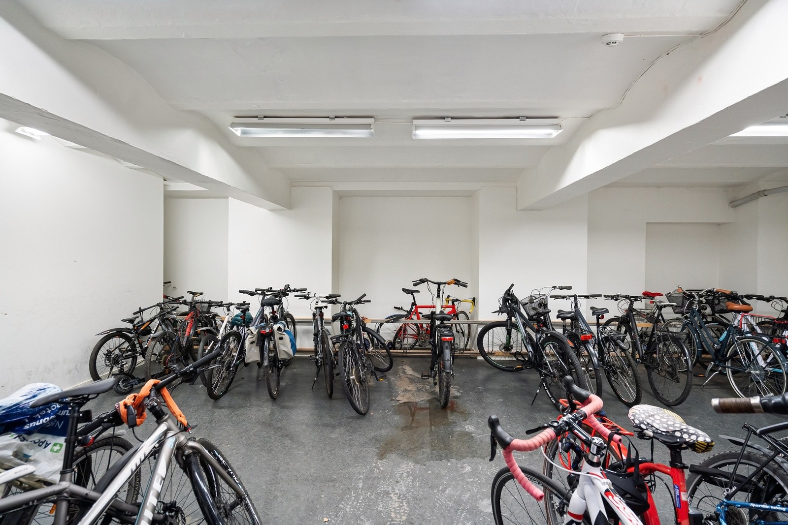Trappefri og direkte adkomst til en stor, ryddig sykkelbod ved hovedinngangen i 1.etasje. Galleribilde