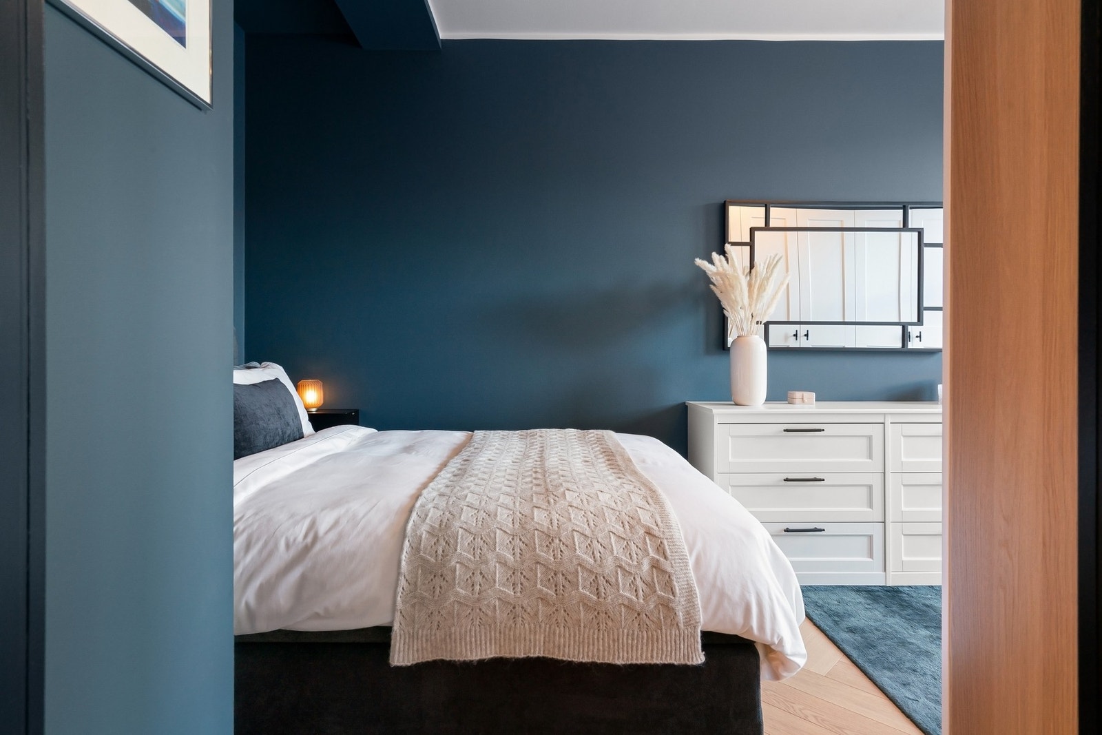 Soverommet har glatte vegger malt i en dyp, rolig blåtone, Industrial Blue, som skaper en avslappende atmosfære. Ekstra brede gulvlister i samme blåfarge som veggene fullfører det helhetlige uttrykket. Galleribilde