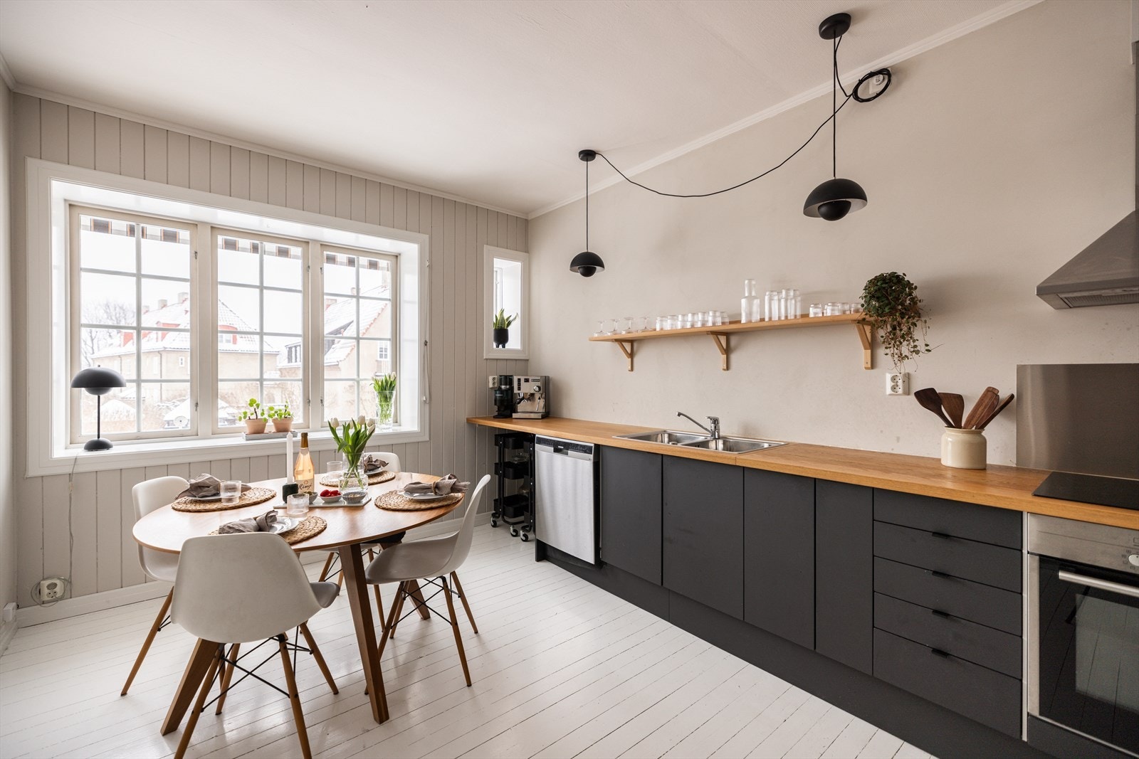 Kjøkkenet er utstyrt med frittstående kjøl/frys, integrert komfyr, induksjon platetopp og delvis integrert oppvaskmaskin. Galleribilde