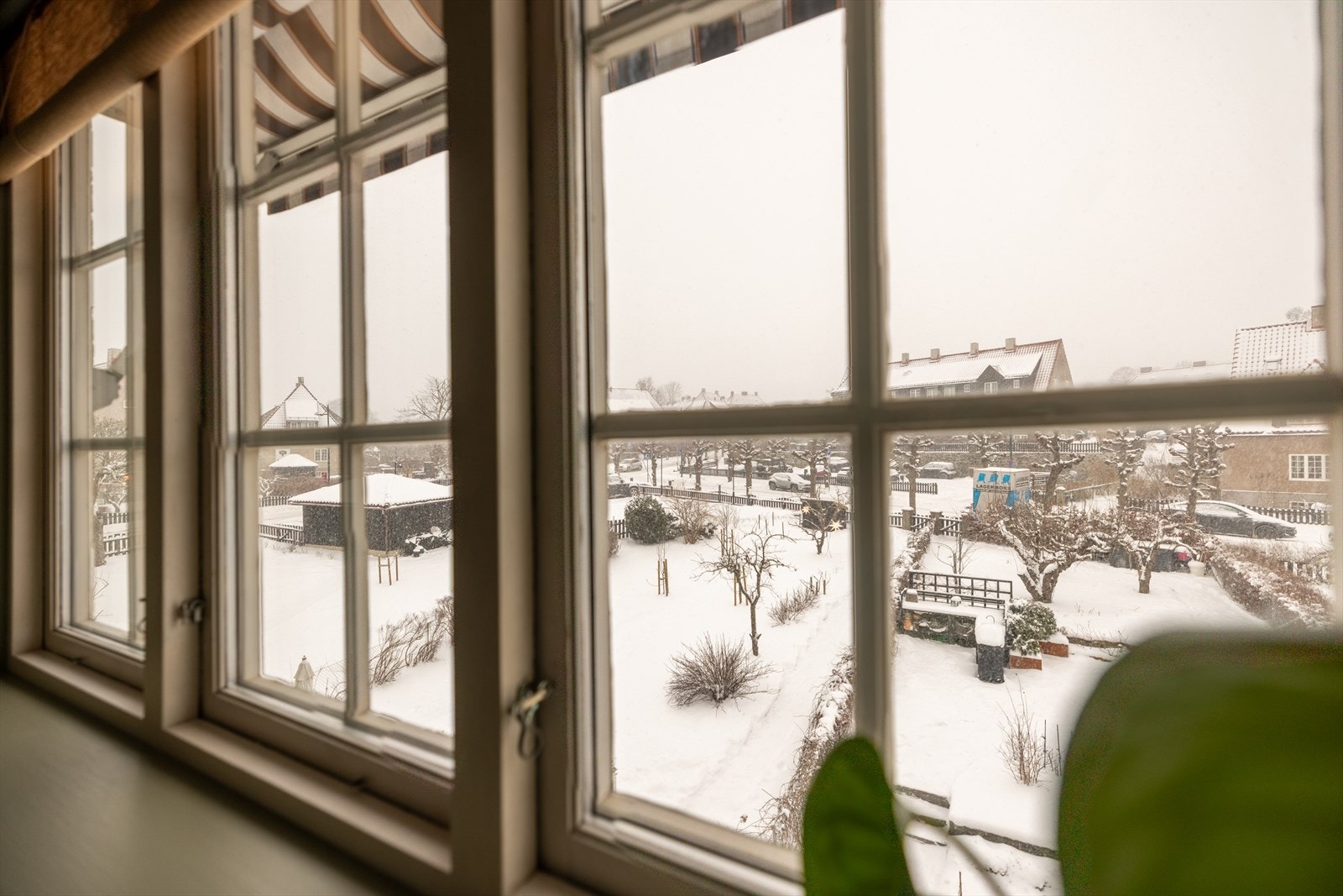 Utsikt i hagen fra soverommet. Galleribilde