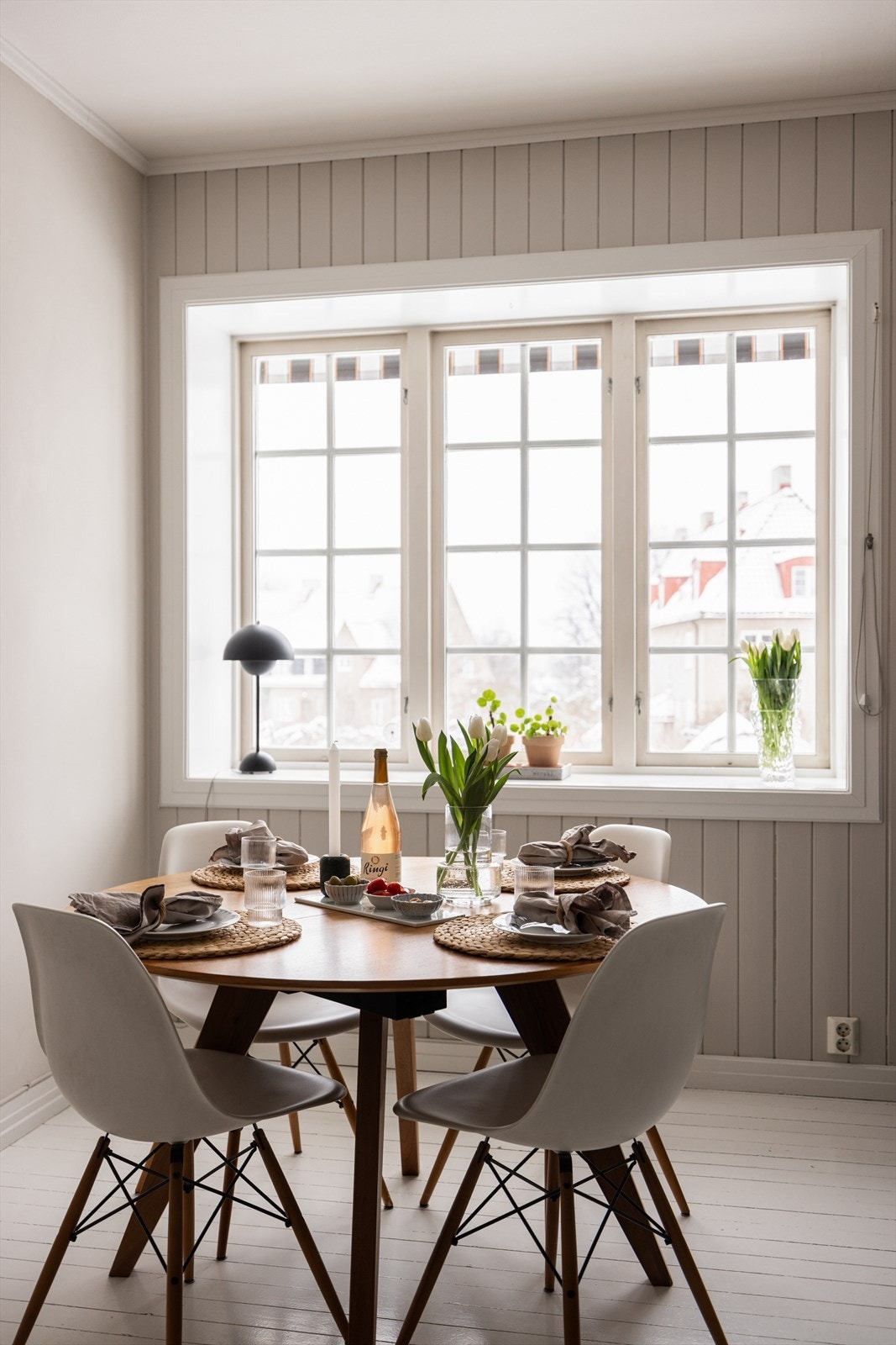 Et innbydende kjøkken med god plass til spisebord, hvor hele familien og venner kan samles. Galleribilde