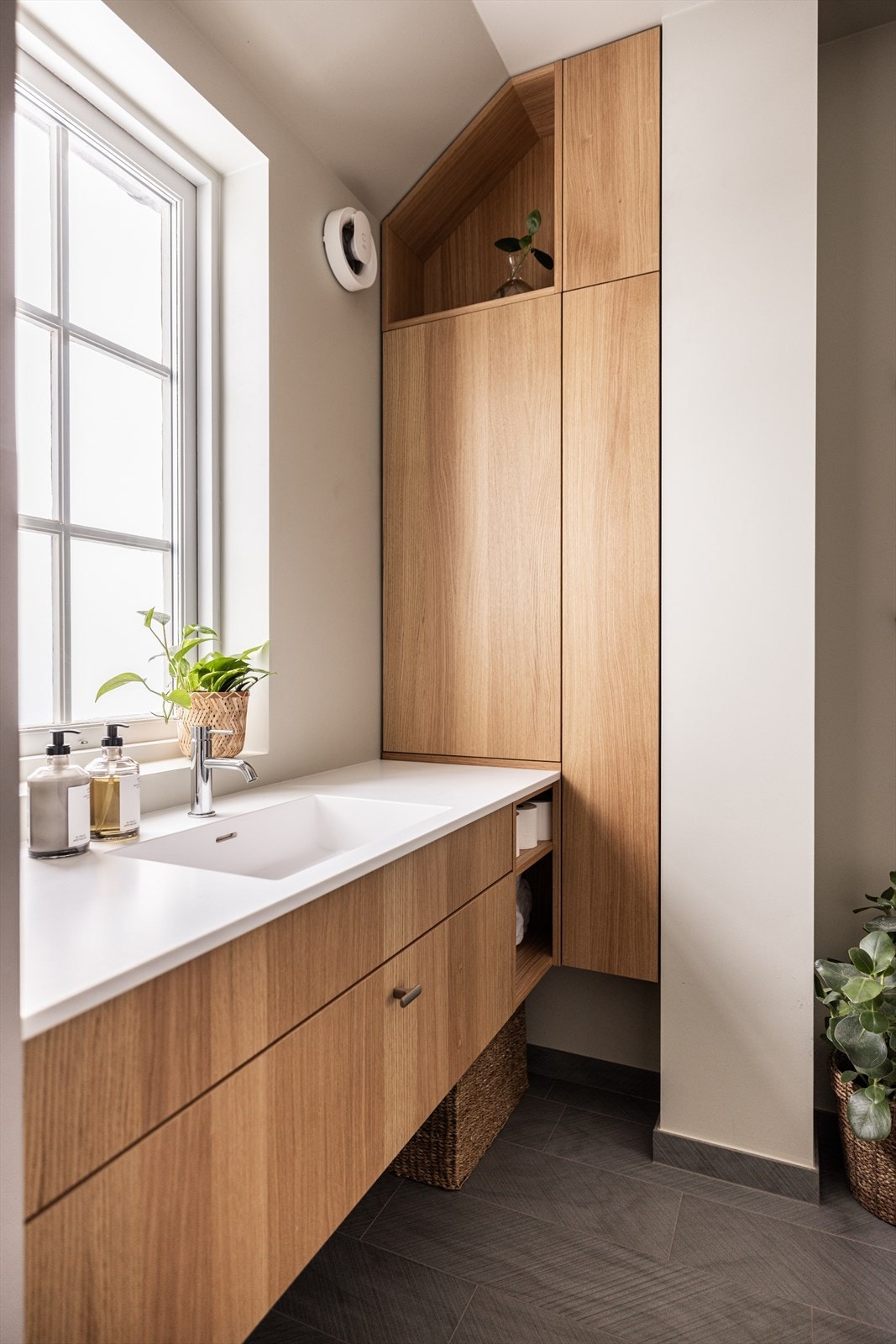 Badet er utstyrt med vegghengt wc, Corian servant i heldekkende Corian platetopp med diverse eik innredning, dusj i hjørne og badekar. Galleribilde