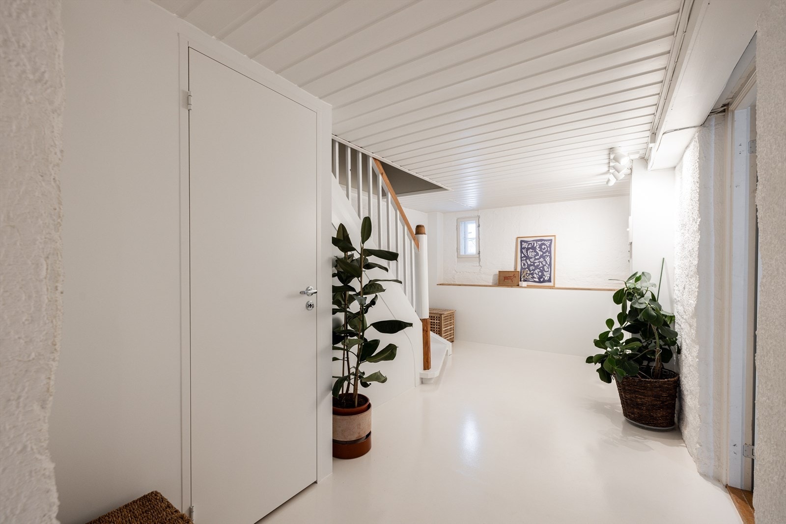 I trappegangen er det adkomst til praktisk bod under trappen, samt bad og vaskerom. Galleribilde