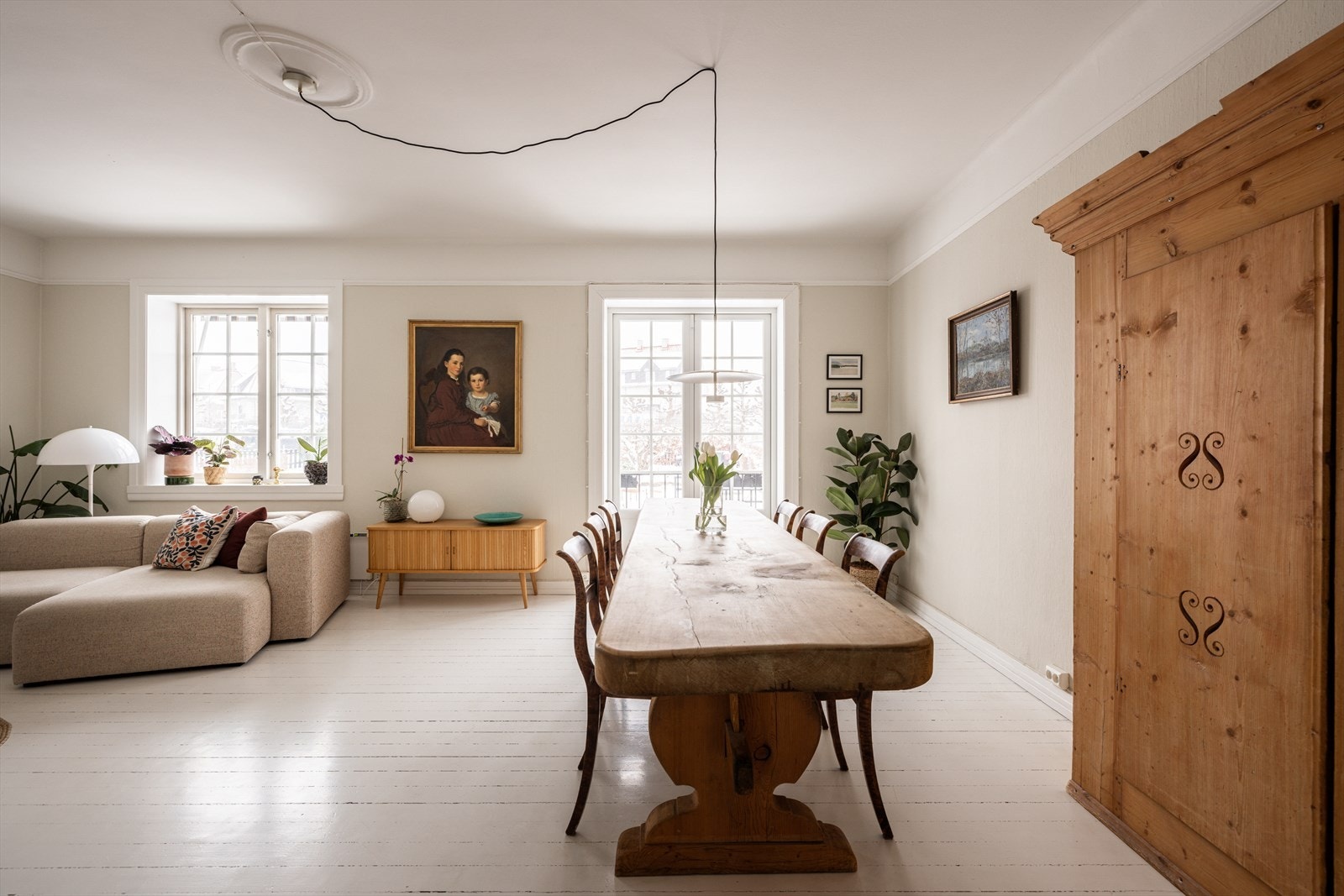 Et unikt og innbydende rekkehus med fantastisk beliggenhet i grønne, frodige omgivelser i et barnevennlig boligområde i Ullevål Hageby. Galleribilde