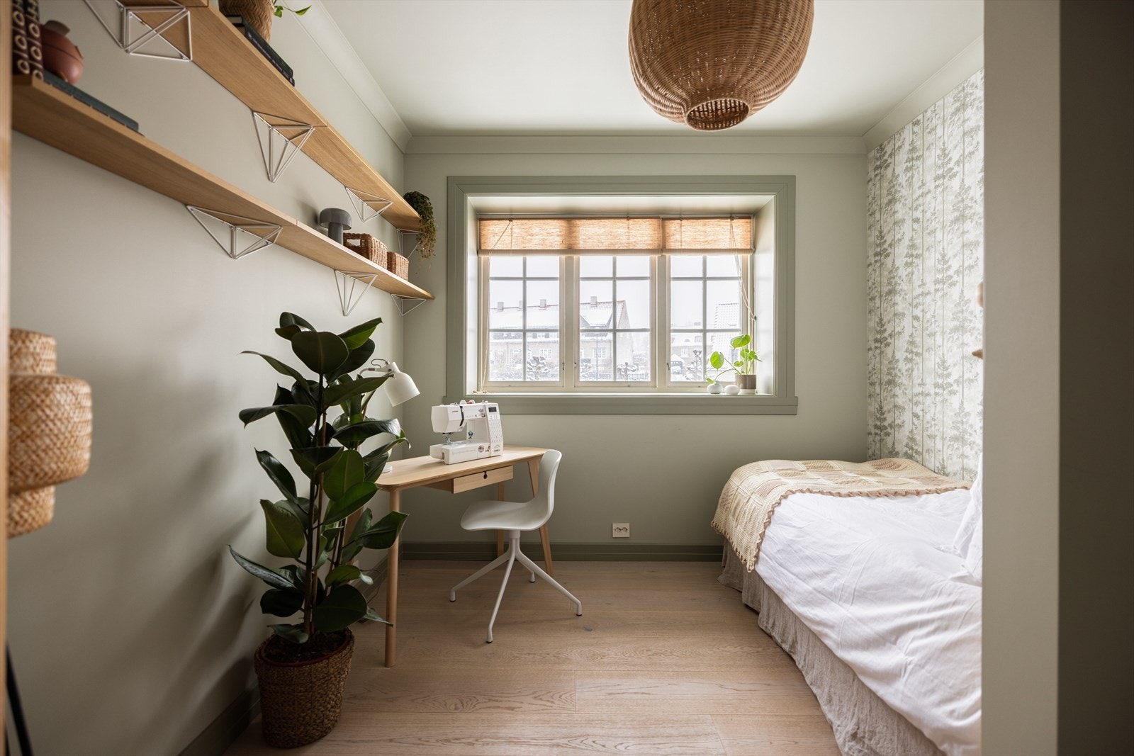 Soverommene oppleves lyse og luftige med store vindusflater. Galleribilde