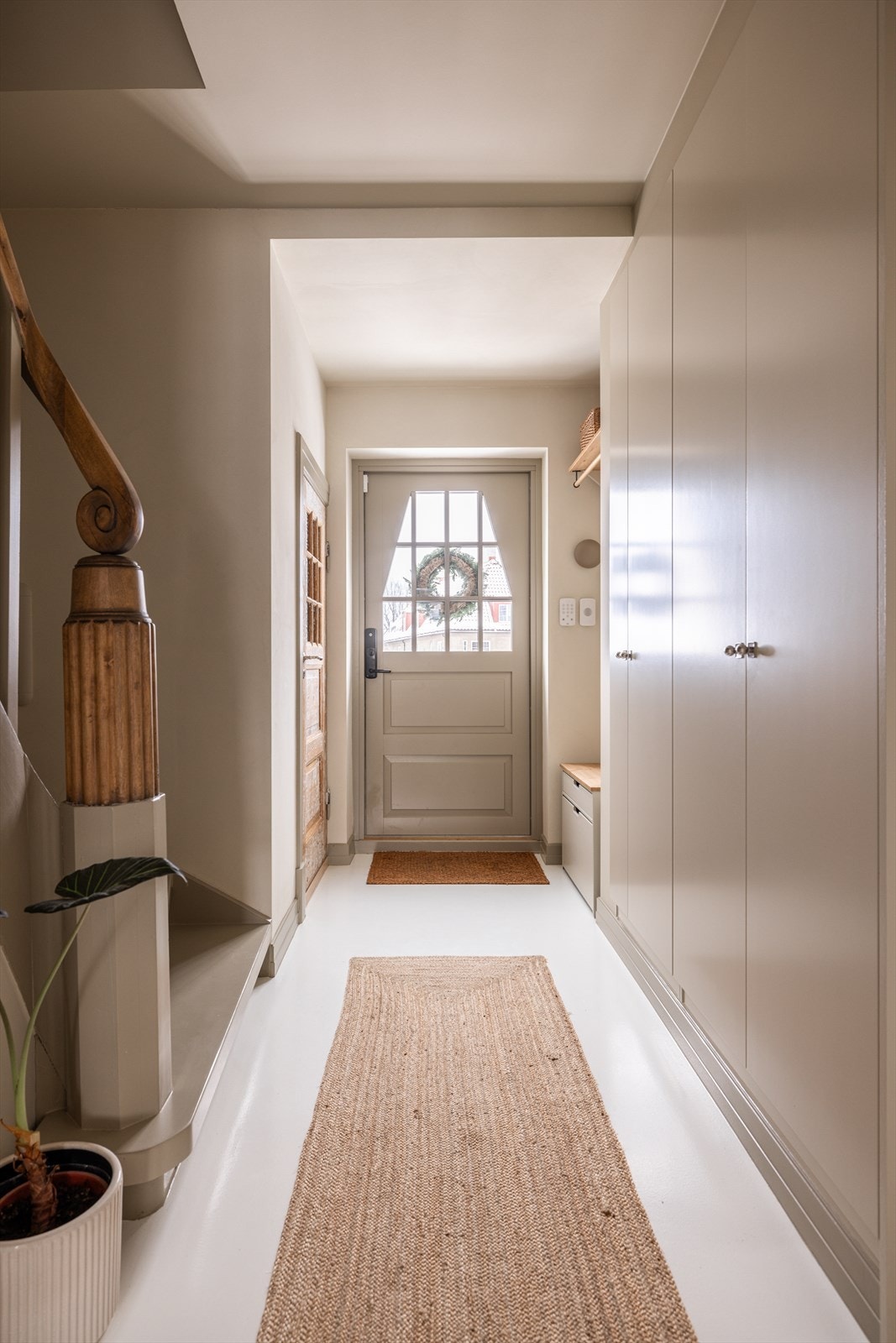 Innbydende gang med vakre, plassbygde skap og gode oppbevaringsløsninger. Galleribilde