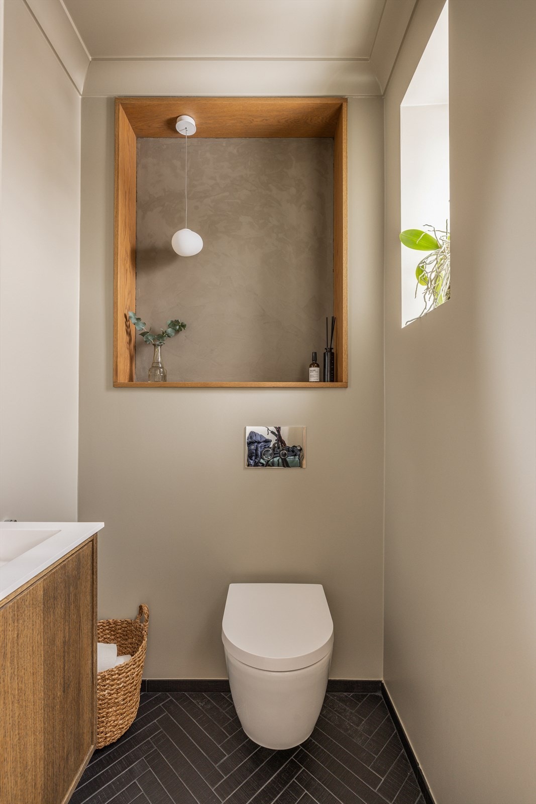 Praktisk toalettrom med vegghengt wc og servantskap. Galleribilde