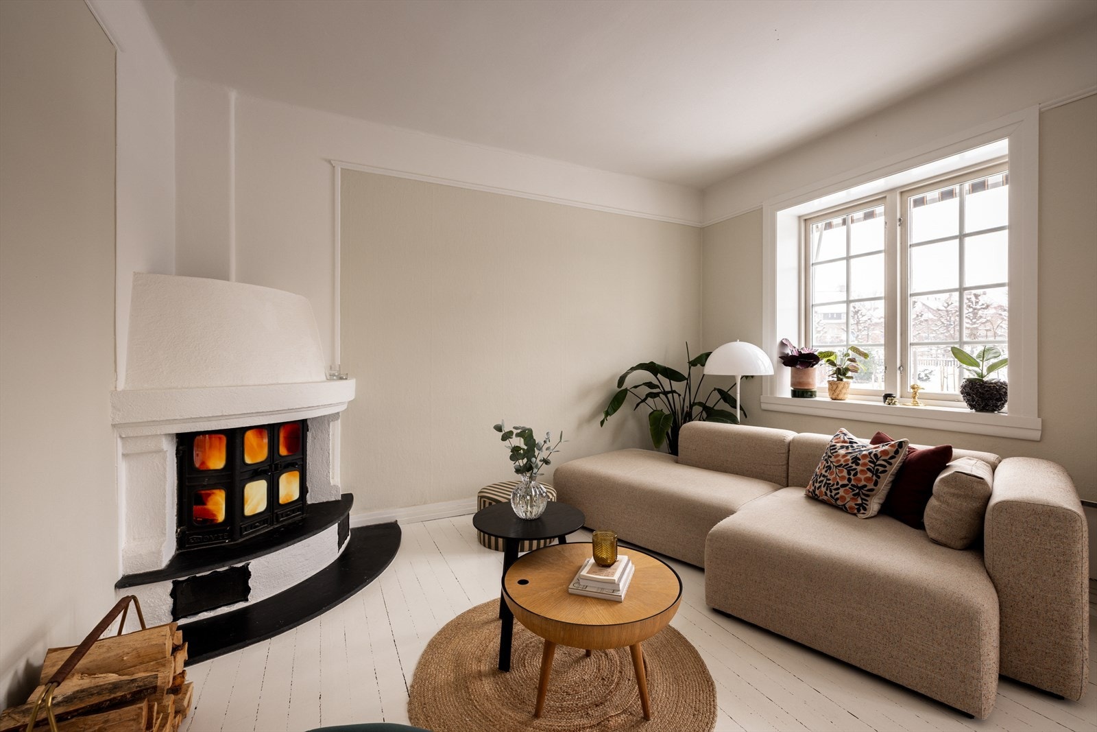Stuen er malt i behagelige fargetoner og har en lun peis som varmer godt på kalde dager. Galleribilde