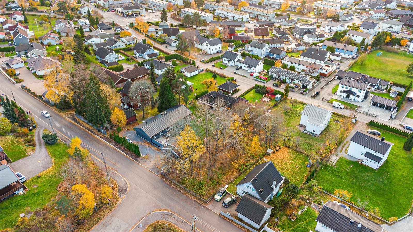 Tomten ligger attraktivt og familievennlig til i rolig boområde med korte avstander til hverdagslige fasiliteter Galleribilde