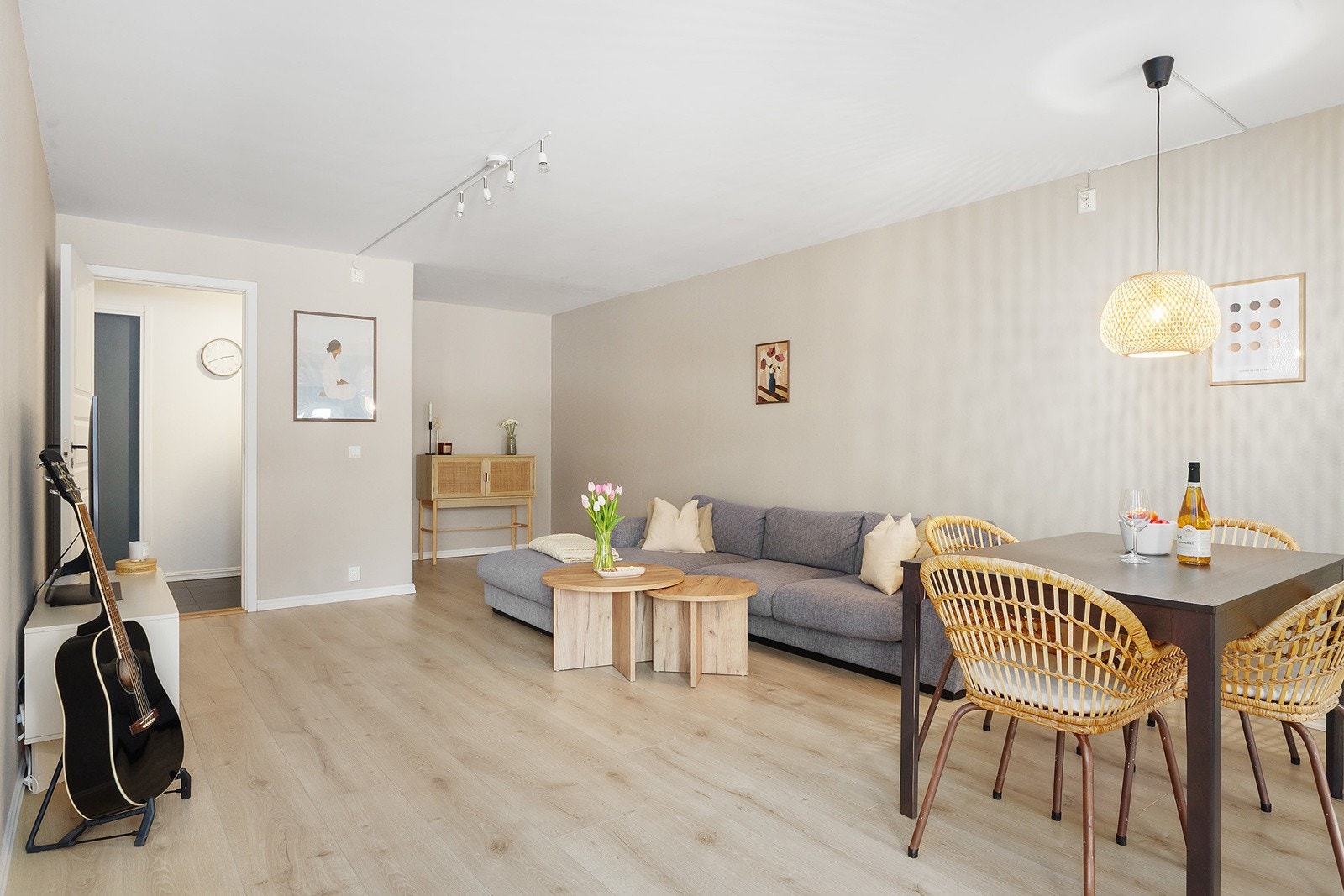 Romslig stue med plass til sofagruppe og spisebord. Galleribilde