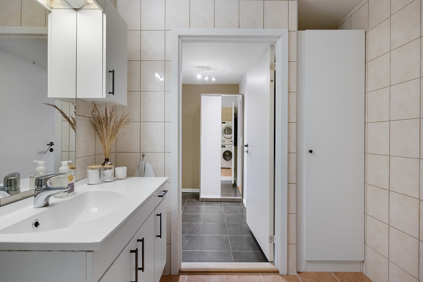 Badet er innredet med heldekkende servant i skap/skuffeseksjon, vegginnredning m/speil. Galleribilde