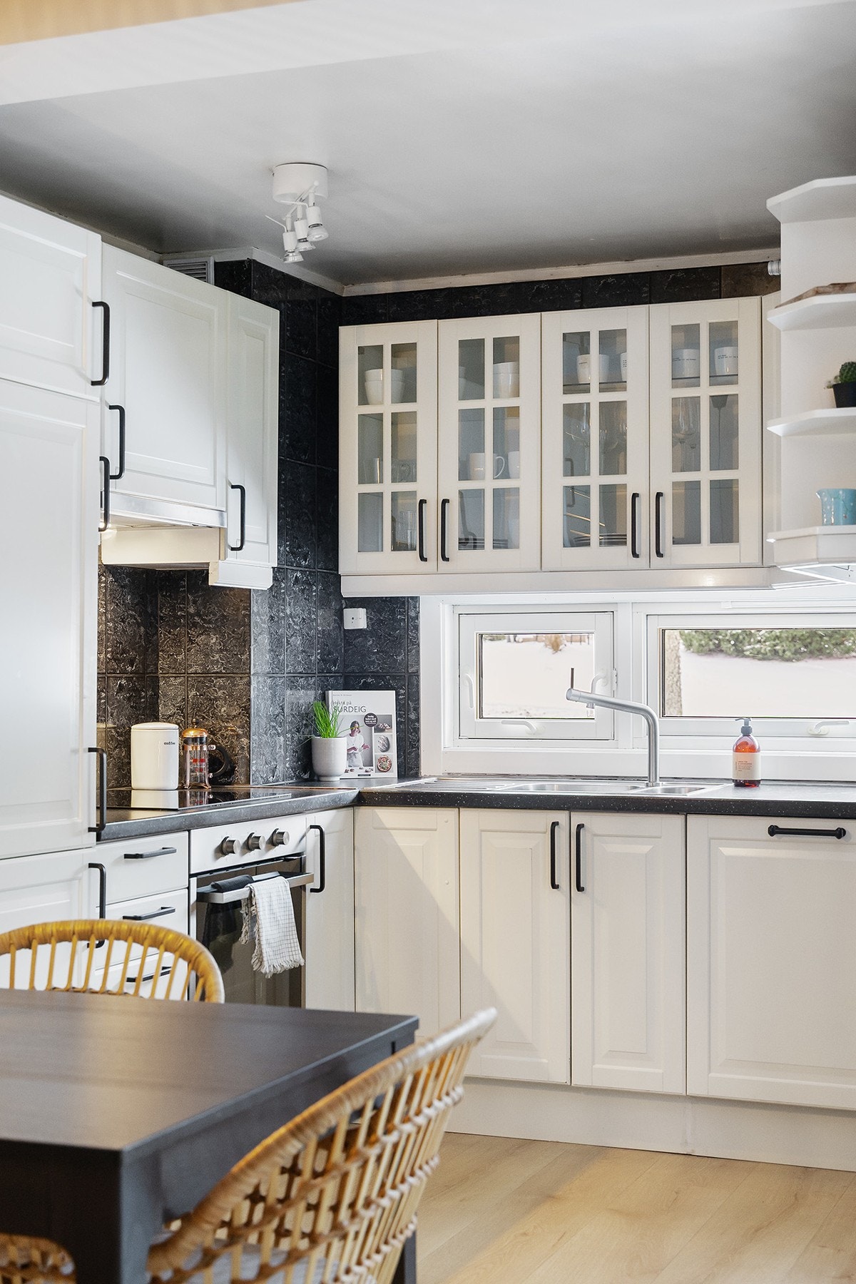 Pent kjøkken med vinduer over kjøkkenbenk for ekstra lysinslipp. Galleribilde