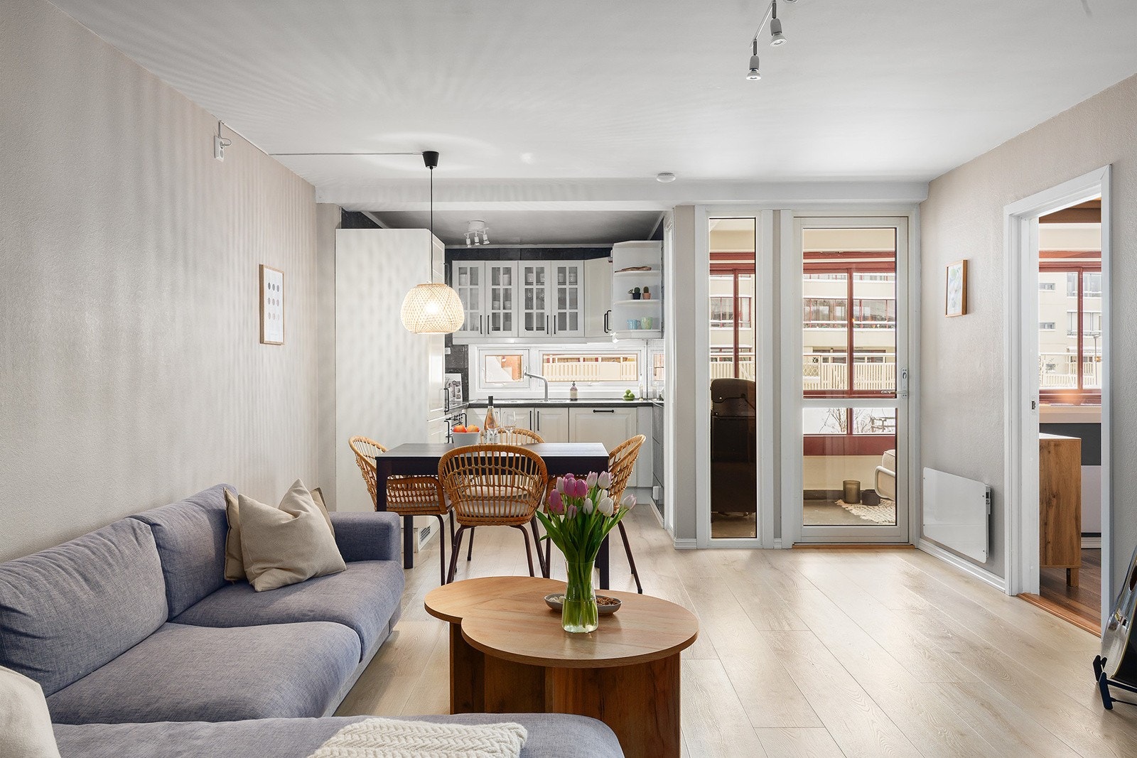 Store vindusoverflater som gir rikelig med naturlig lys til stuen. Galleribilde