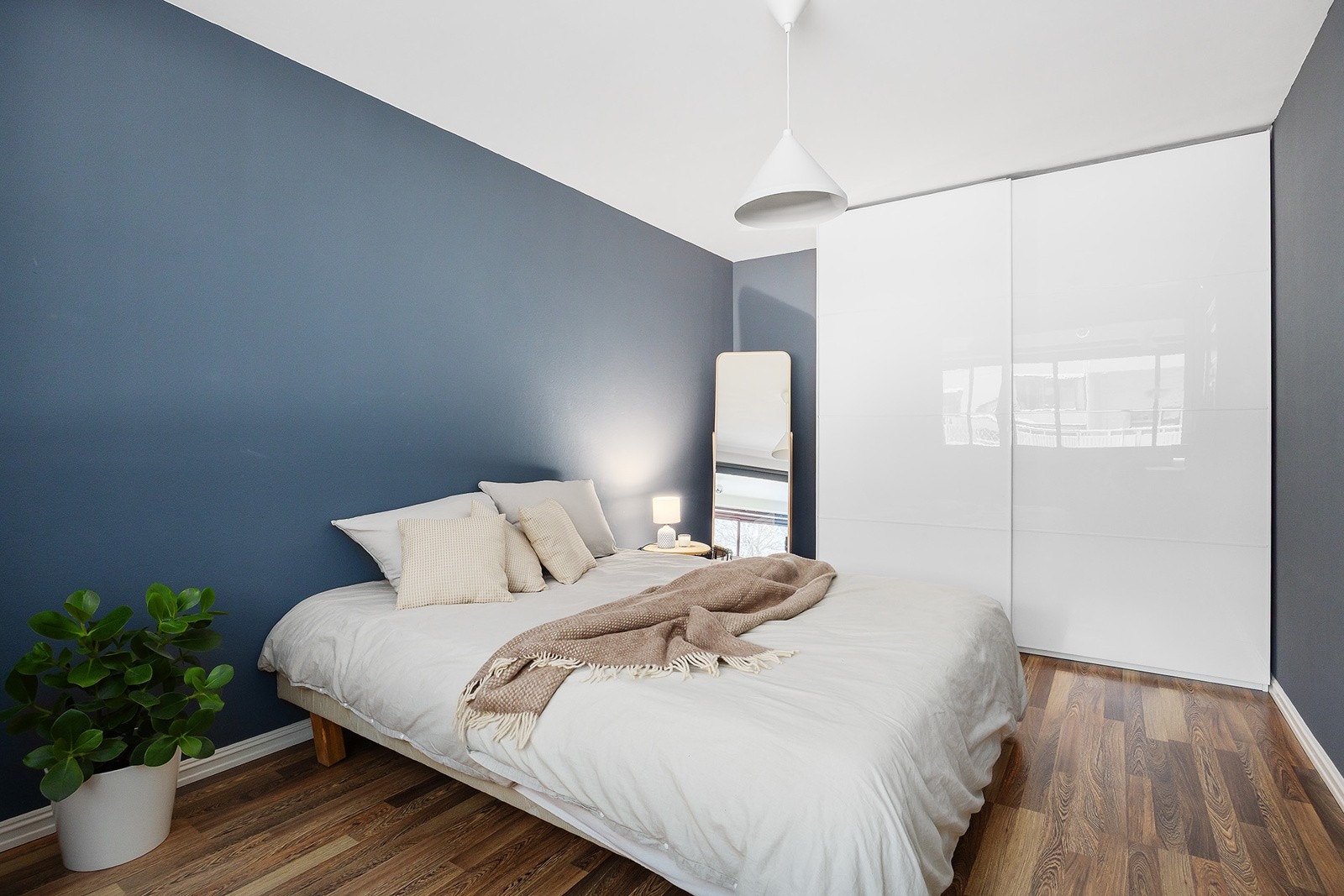 Stort soverom med god plass til dobbeltseng. Galleribilde