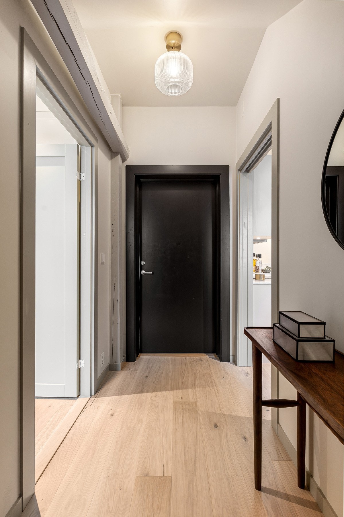 Lys og innbydende entré med god plass til yttertøy og sko. Galleribilde