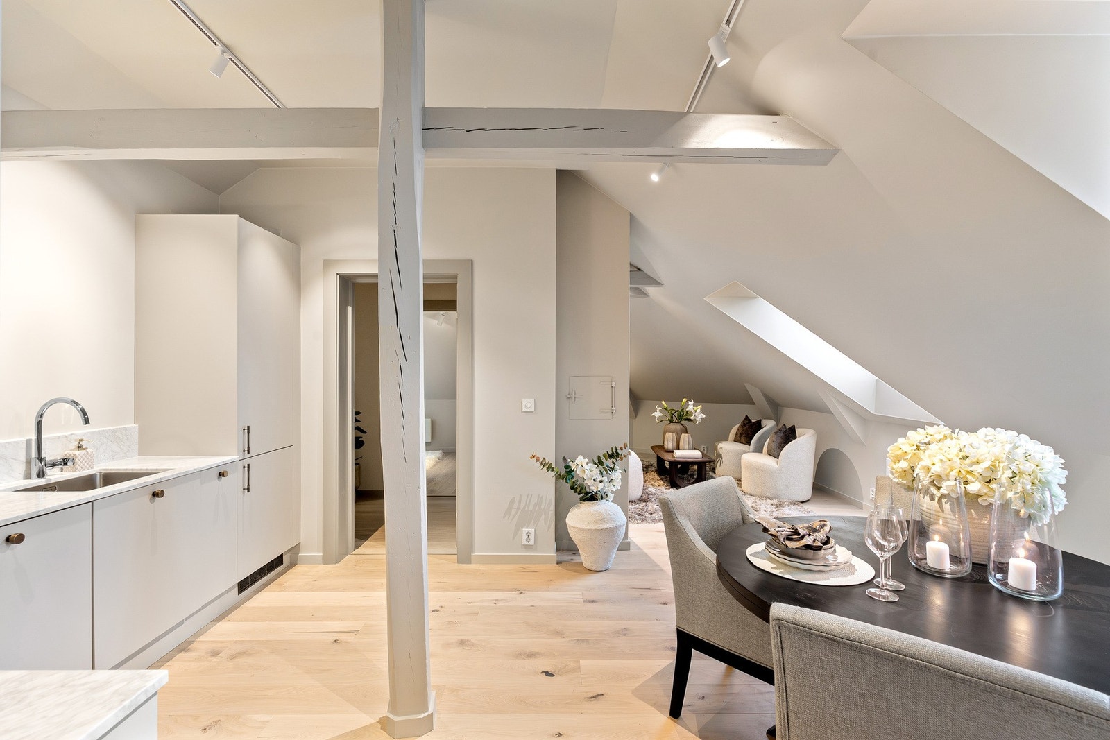 Leiligheten er nyoppført i 2026 og fremstår med høy standard. Galleribilde