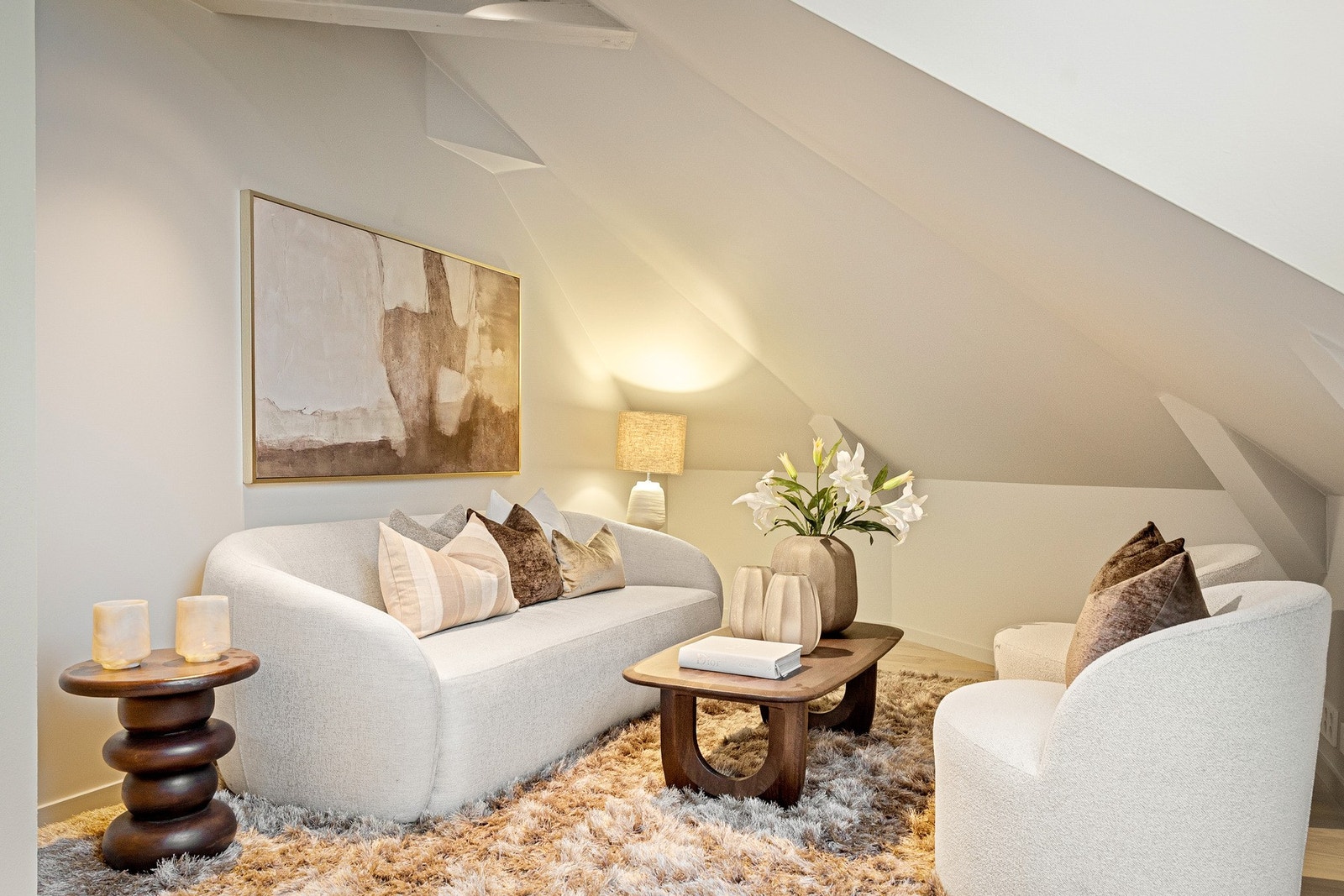 Trivelig stue med plass til sofagruppe, sofabord og underholdningsavdeling. Galleribilde