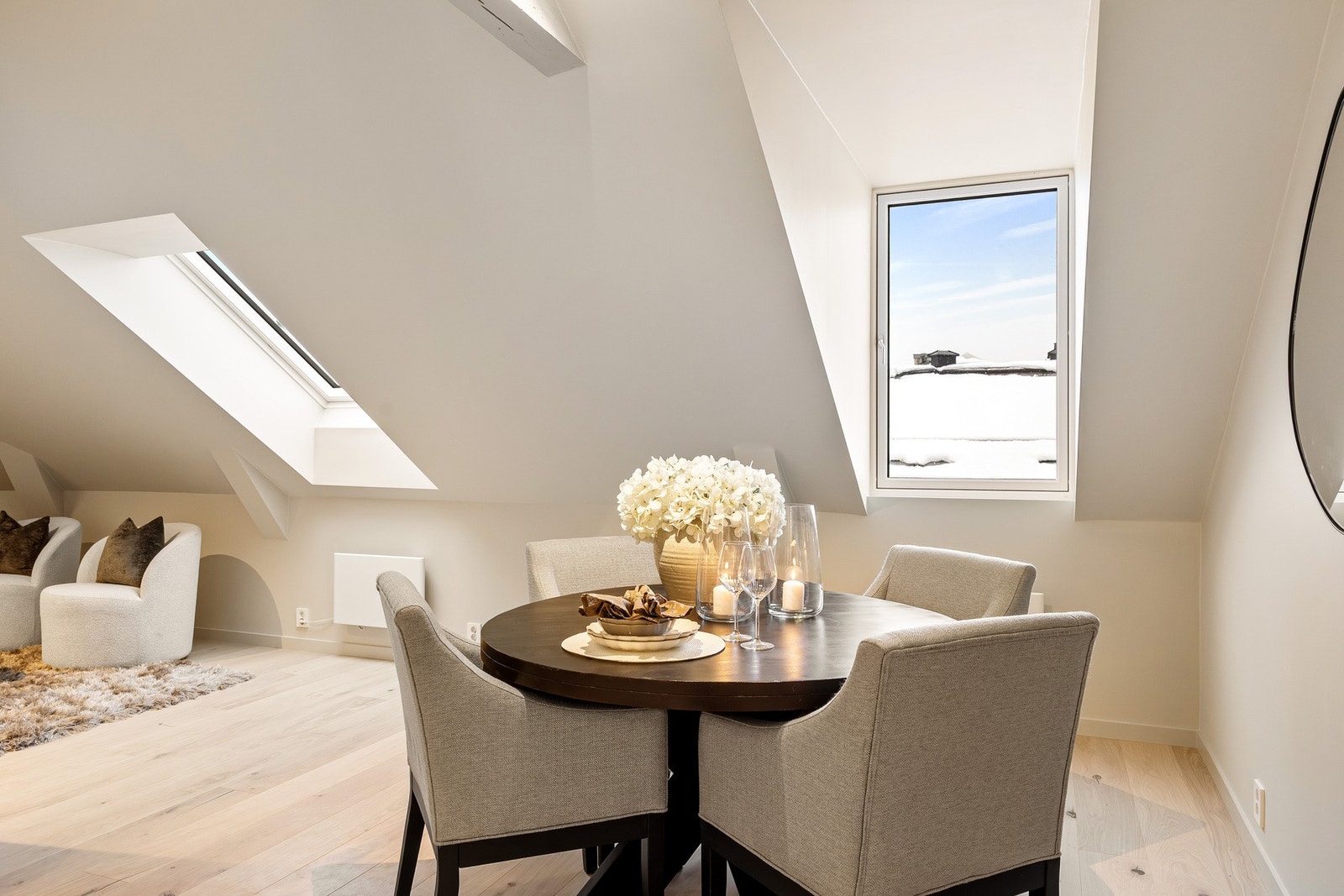 Store vindusflater med godt lysinnslipp. Galleribilde