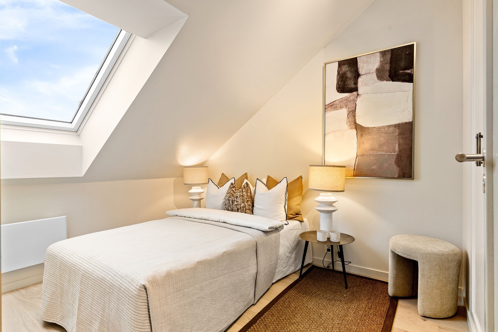 Soverom 2 er av god størrelse, med plass til dobbeltseng og nattbord. Galleribilde