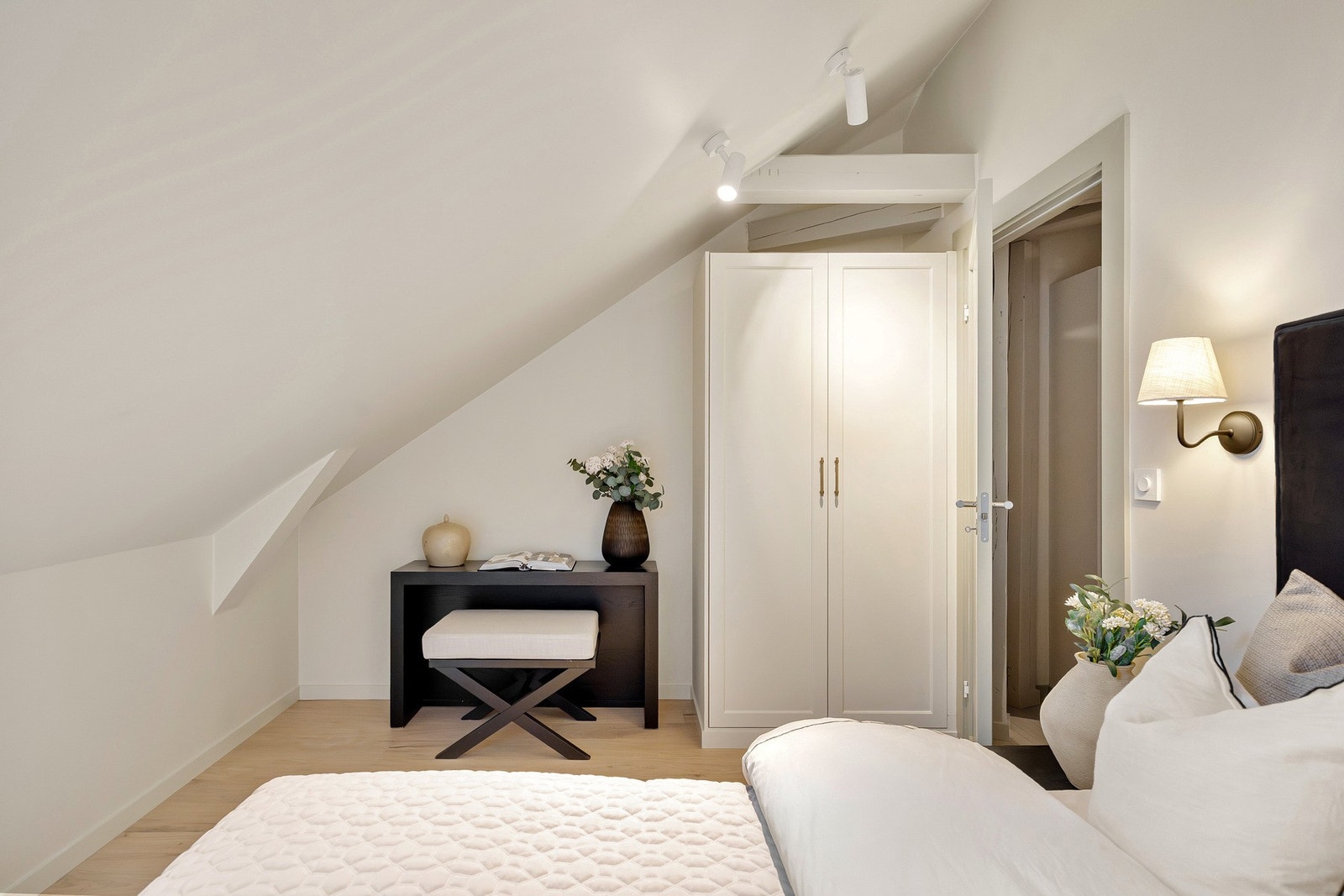 Flotte, snekkertilpassede garderobeskap på begge soverom. Galleribilde