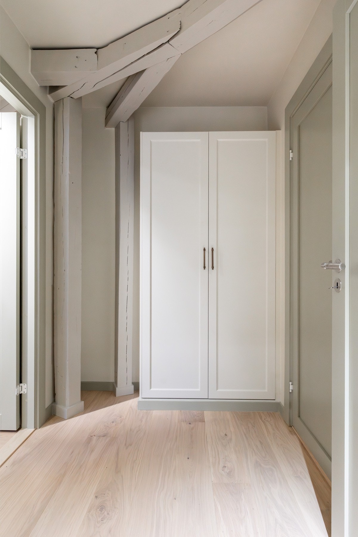 Stor gang med adkomst til bad og hovedsoverom. Galleribilde