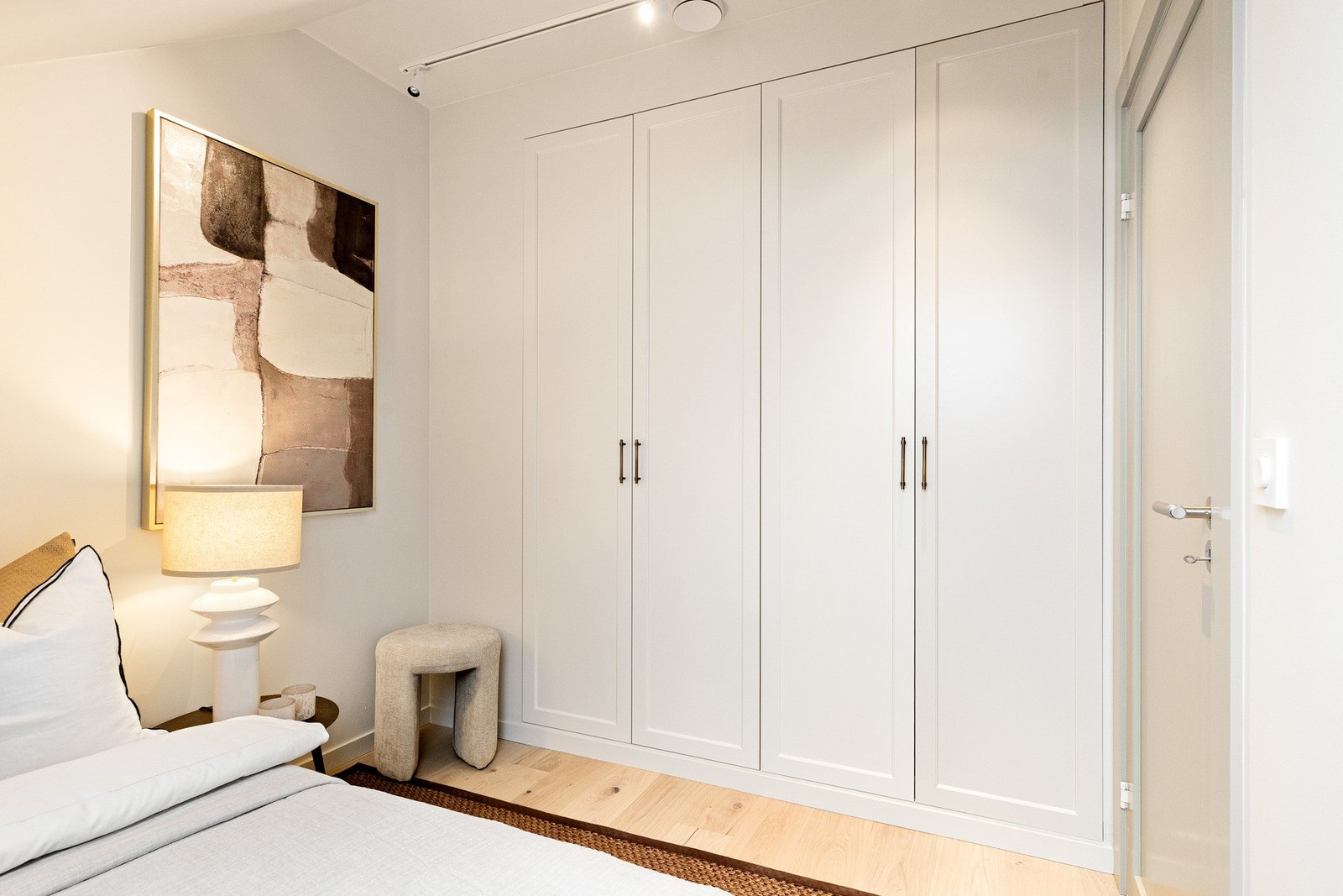 Snekkertilpasset garderobeskap med god oppbevaringsplass. Galleribilde