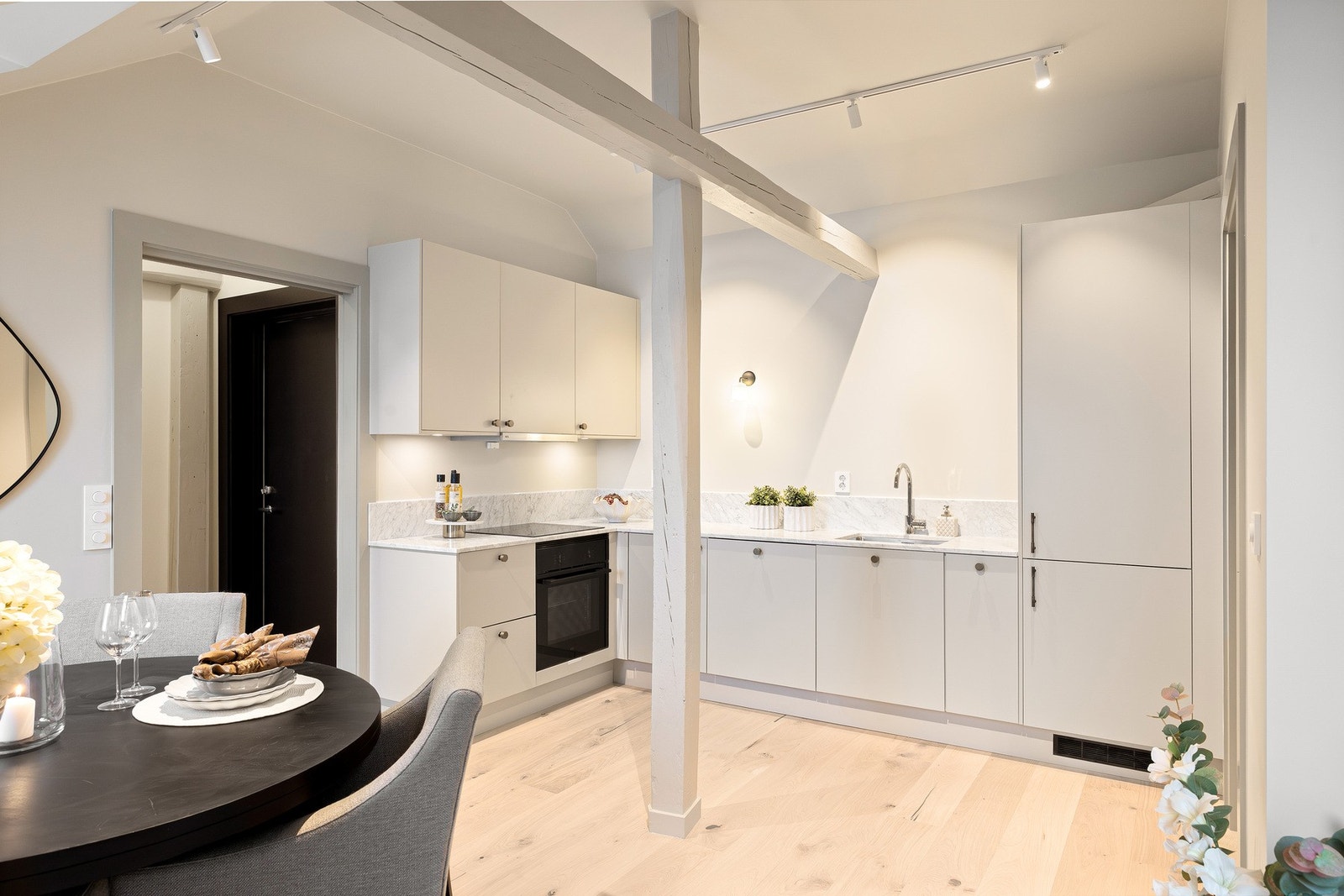 Pent og moderne HTH-kjøkken i åpen og sosial løsning. Galleribilde