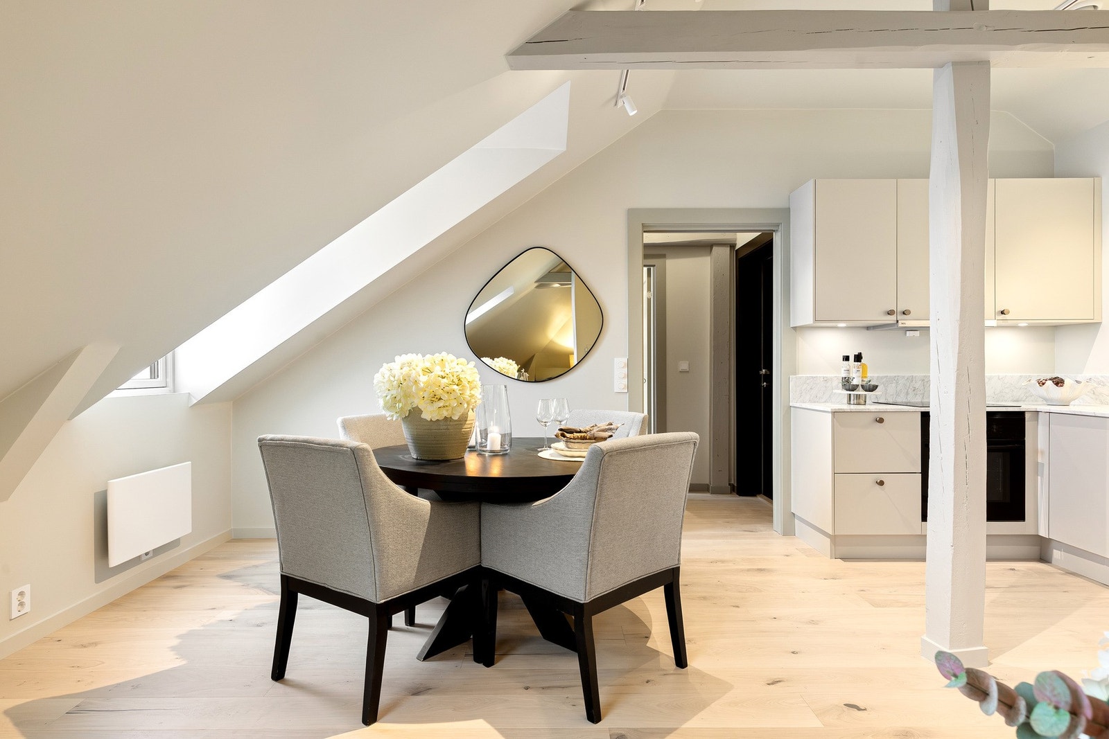 God plass til spisebord i tilknytning til kjøkkenet. Galleribilde