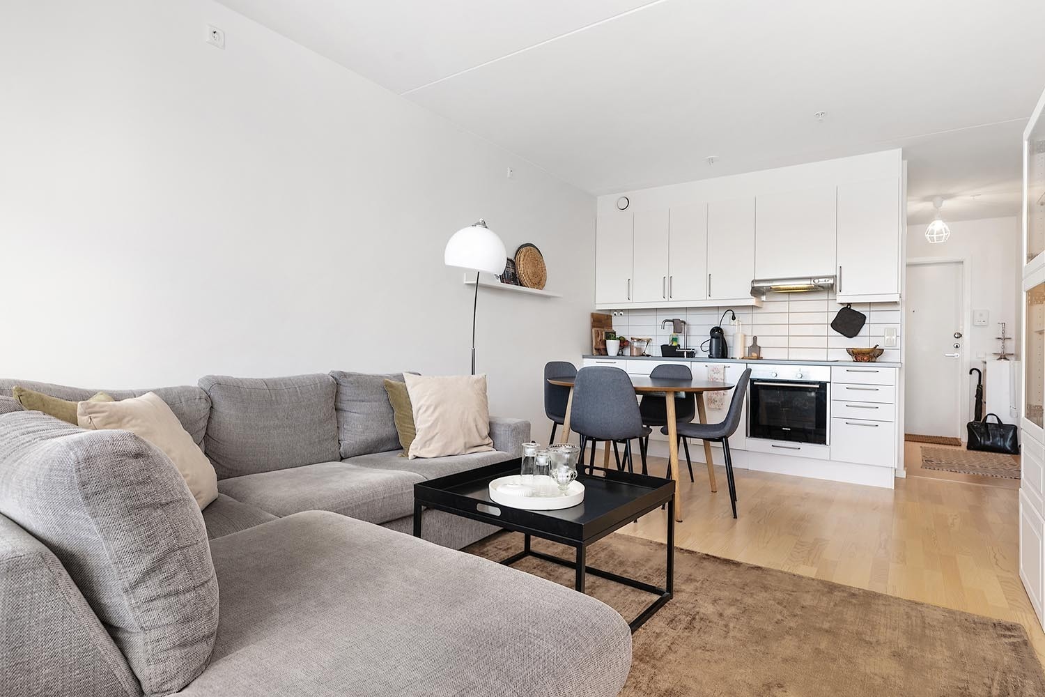 Stue med god plass til spisebord Galleribilde