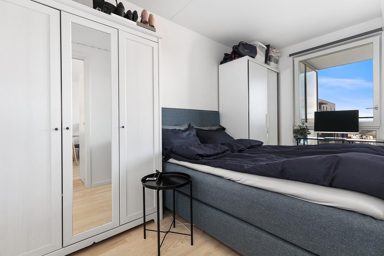 Soverom med plass til garderobe, skap og dobbeltseng Galleribilde