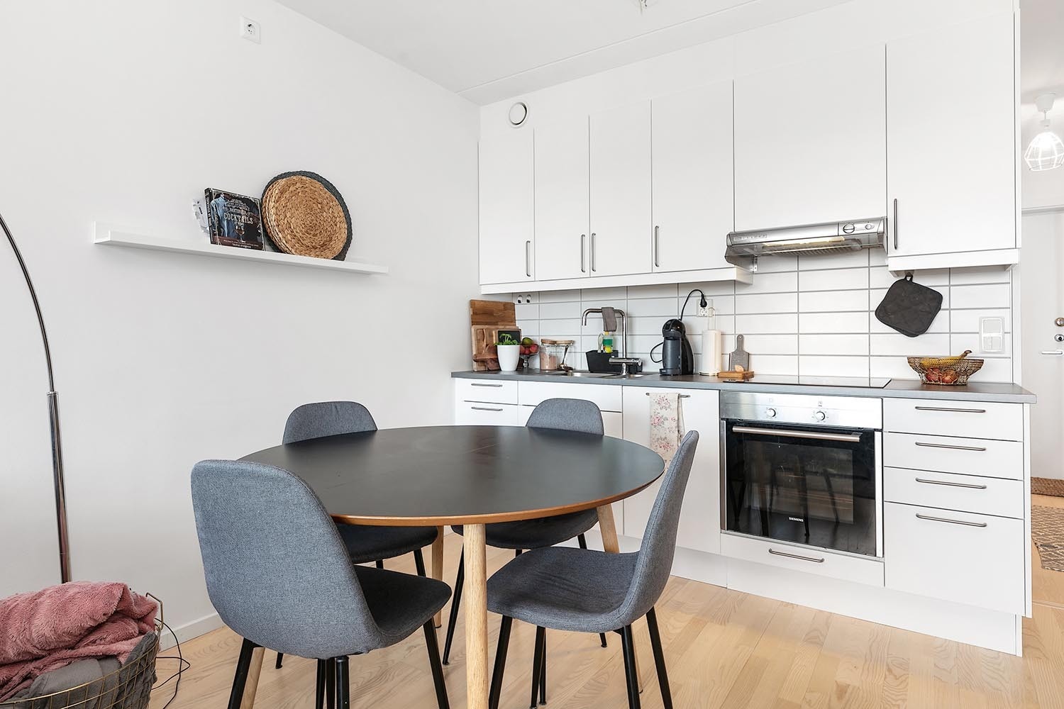 Kjøkken med oppvaskmaskin, platetopp, ovn, kjøleskap og fryser Galleribilde