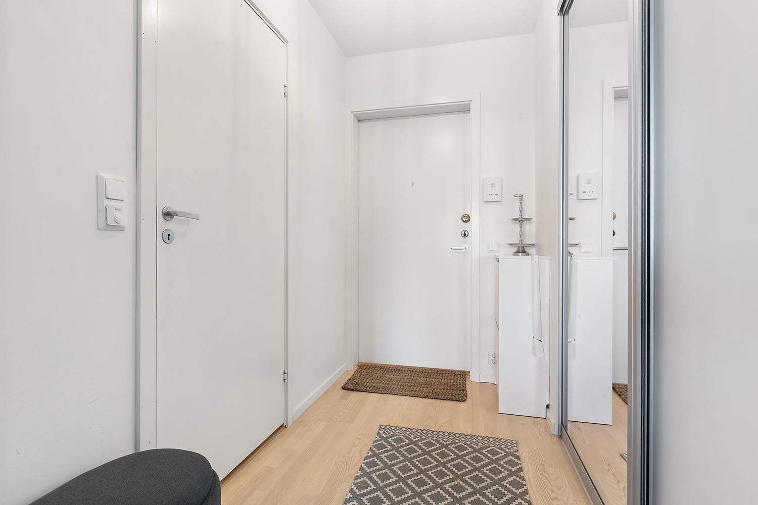 Gang med innebygget garderobeskap med speil Galleribilde