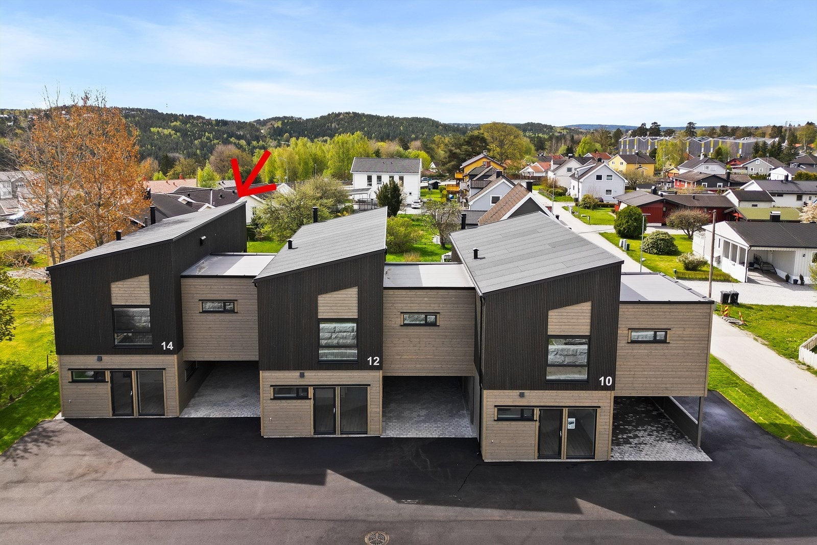 Asfaltert gårdsplass med belegningsstein i carport. Galleribilde