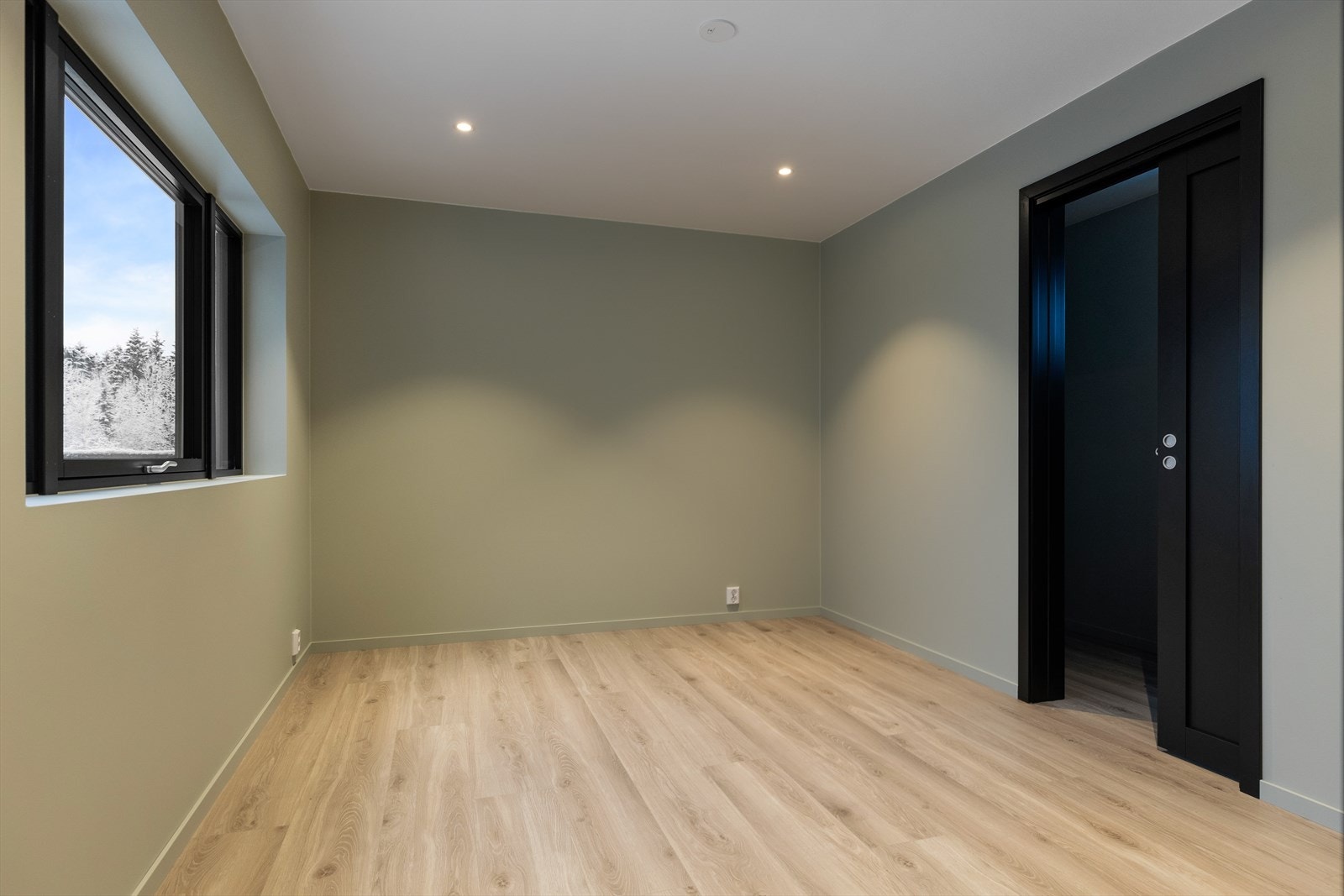 Soverom med "walk in closet". 2. etg. Galleribilde