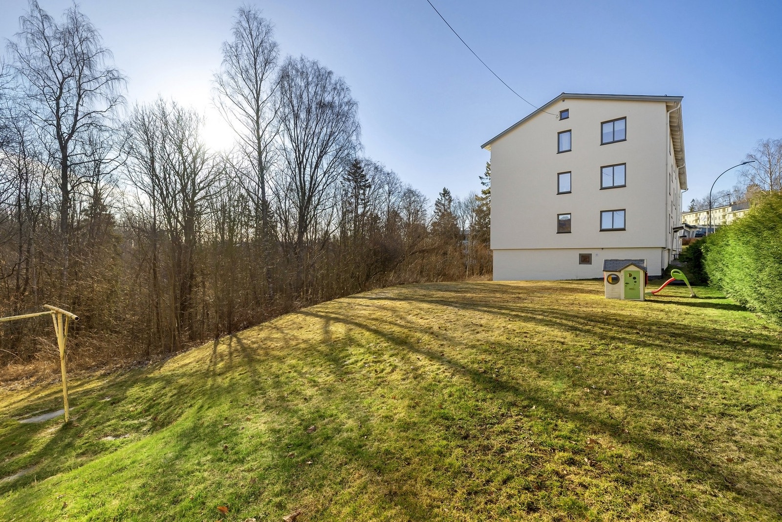 Pent opparbeidede fellesarealer med frukttrær, sittegrupper m.m. Galleribilde