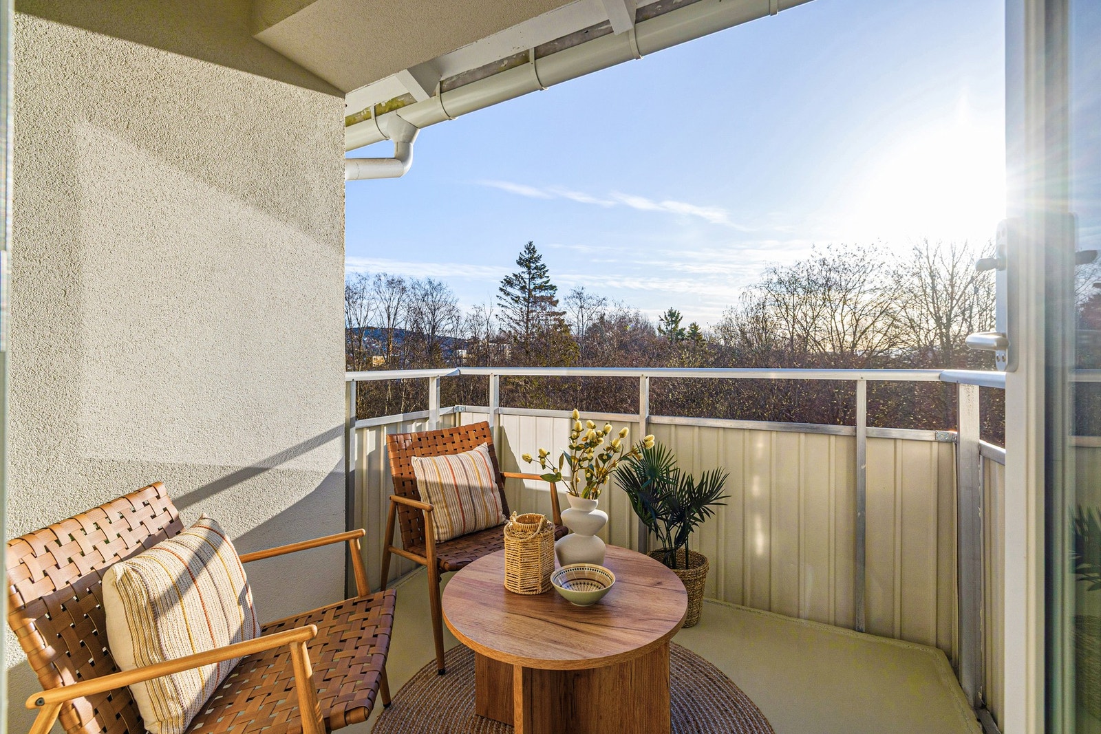 Tilbaketrukket og usjenert 4-roms topp- og endeleilighet med balkong og garasje. Ombygd og nyoppusset i 2024 / ?2025. Fotograf: Trond Walsø - Walsø Work Galleribilde