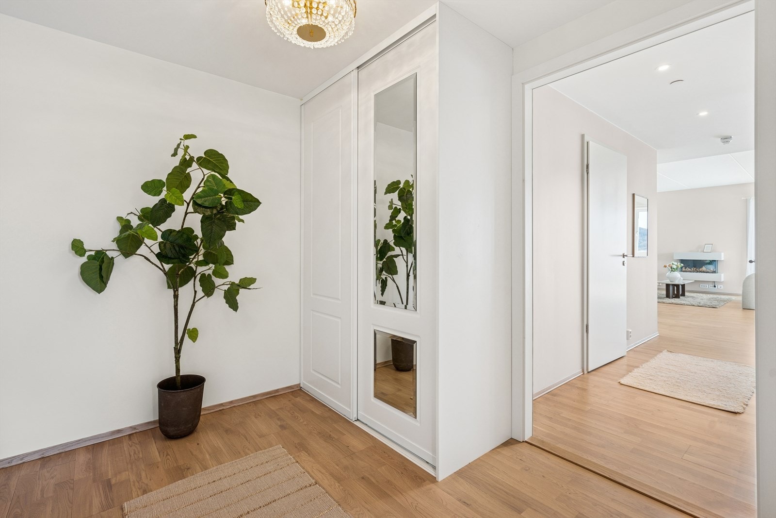 Det er termostatstyrt vannbåren varme i gulvet og montert god garderobeløsning i form av en stor skyvedørsgarderobe. Galleribilde