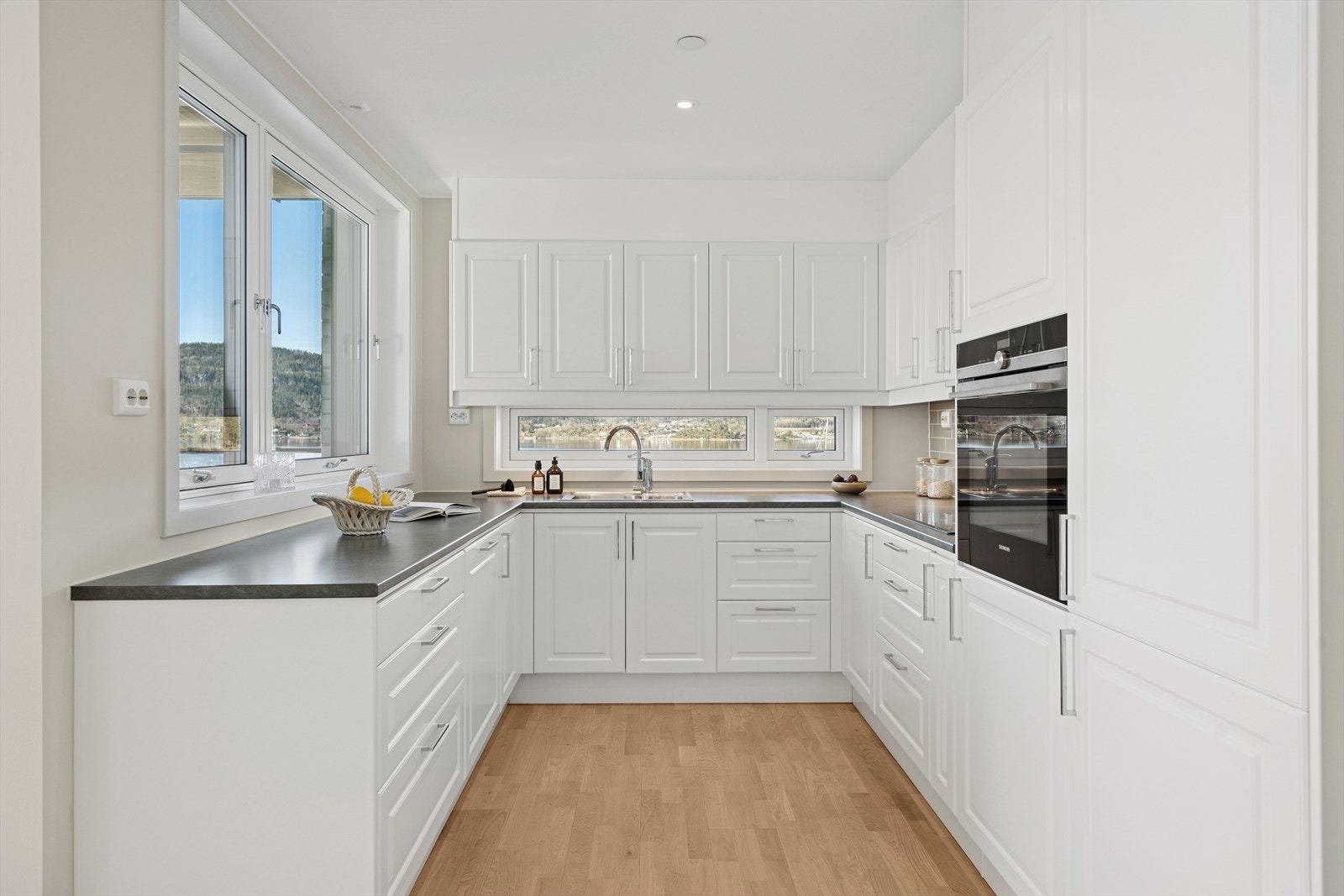 Kjøkkenet har flere flotte detaljer som integrerte hvitevarer, godt med overskap og gode løsninger for oppbevaring da innredningen har en gjennomtenkt plassering i og utforming rommet. Galleribilde